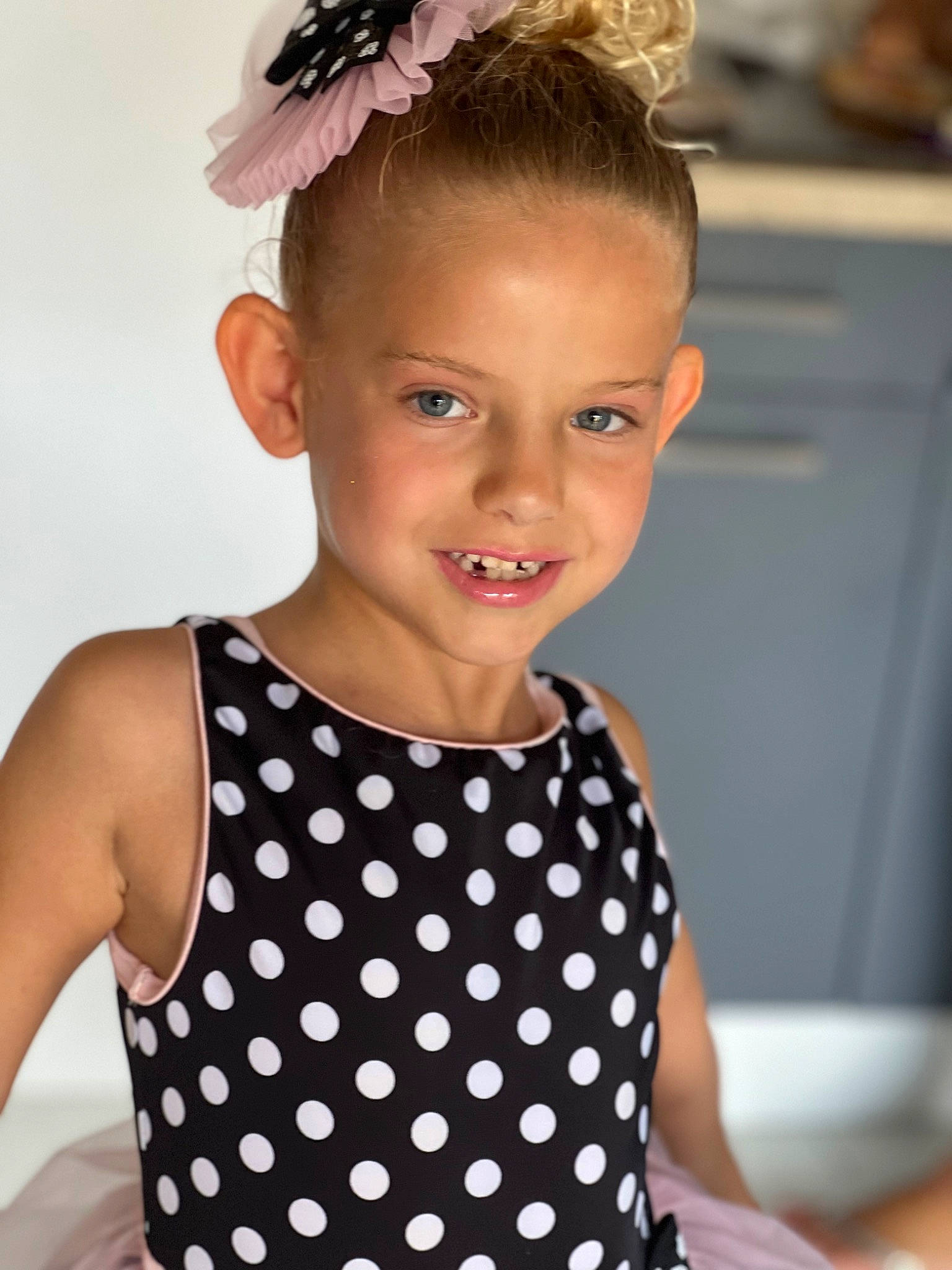 Lirane a rejoint le concours — aidez-le/la à gagner de superbes lots ! baby_toddler_clothing, beauty, day_dress, dress, face, fashion, fashion_design, happy, head, headband, headpiece, joy, mammal, neck, one_piece_garment, pattern, person, sleeve, smile, toddler