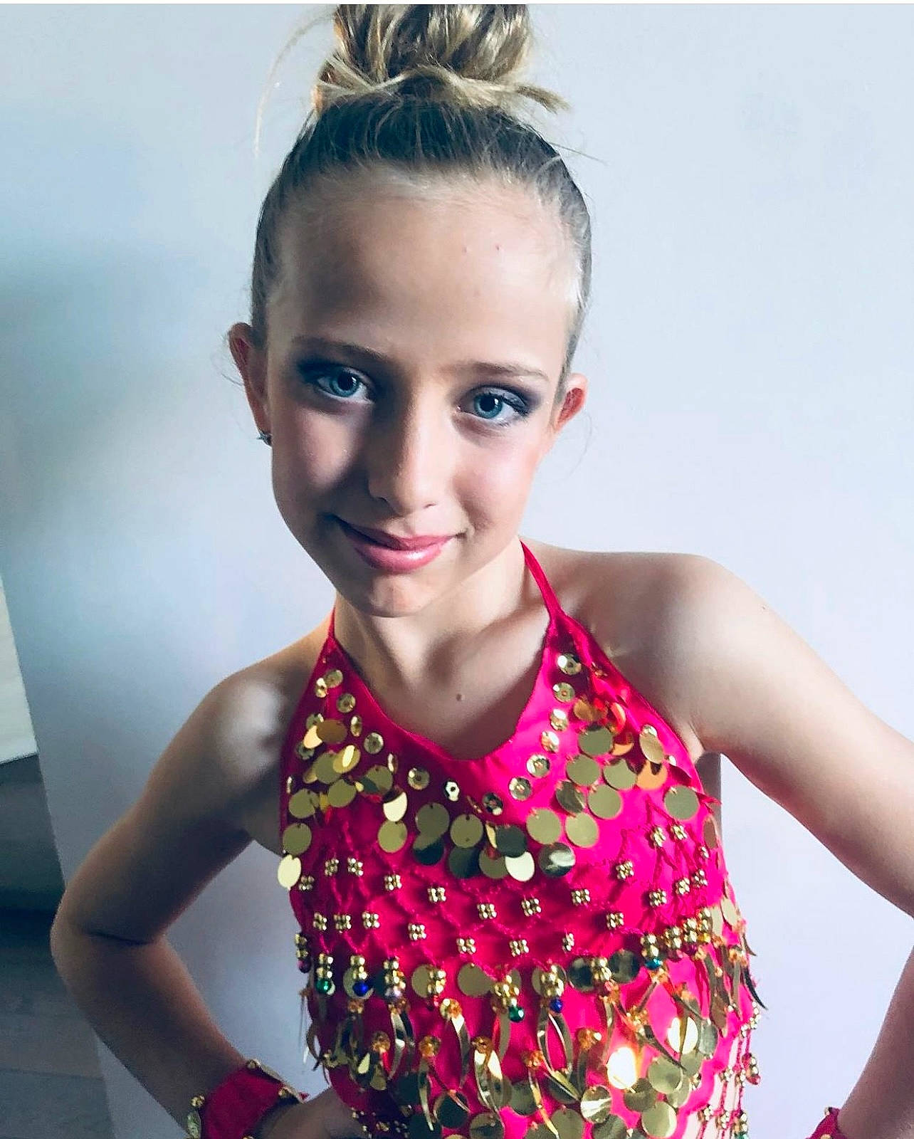 Shany participe au concours pour gagner de l'argent avec cette photo : brown_hair, croydon_facelift, day_dress, electric_blue, entertainment, event, eyebrow, eyelash, fashion_accessory, fashion_design, fashion_model, flash_photography, hair_accessory, hairstyle, happy, jewellery, joy, makeover, neck, person