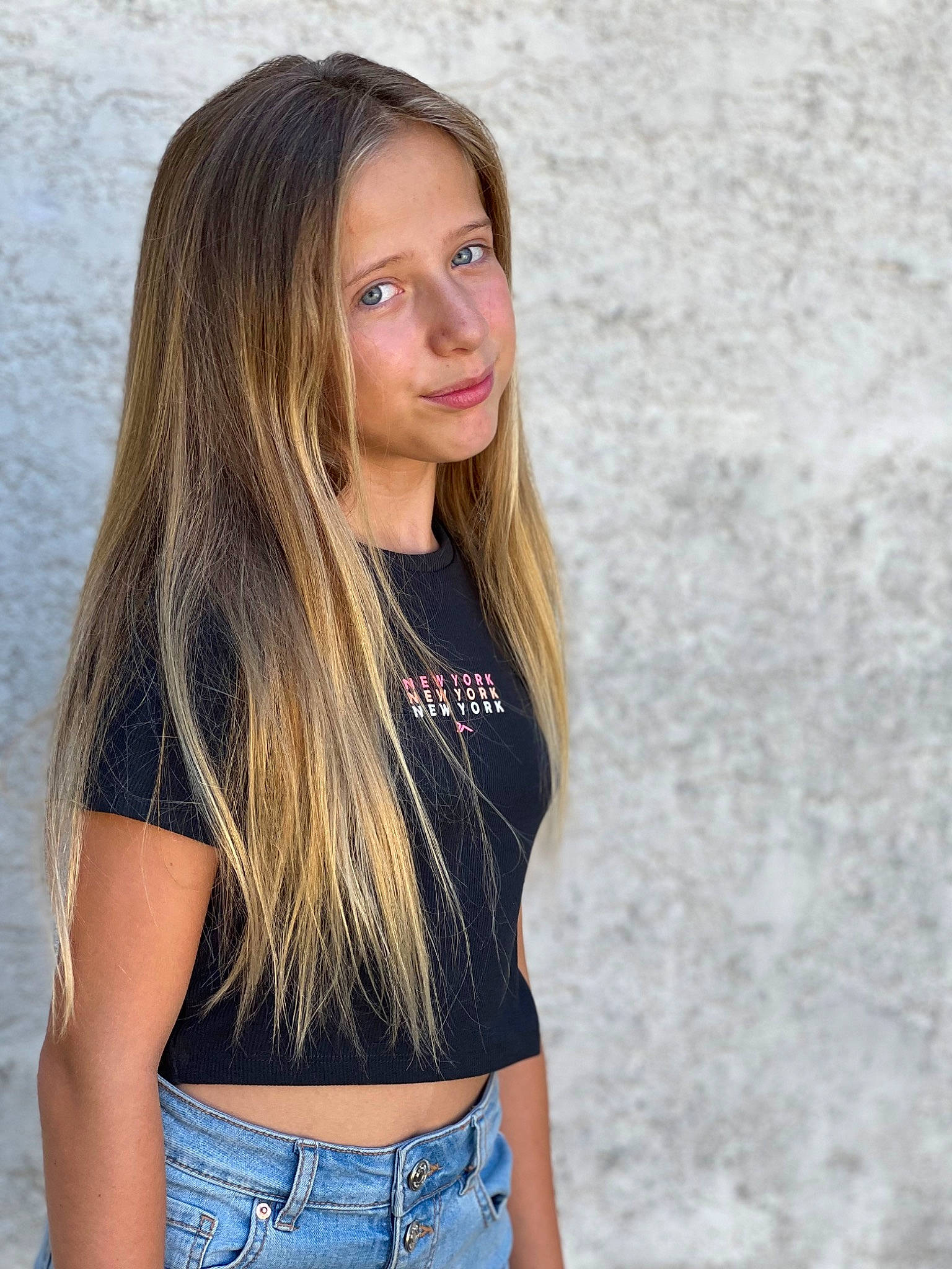 Shany participe au concours pour gagner de l'argent avec cette photo : azure, chin, eye, eyebrow, flash_photography, happy, head, human_body, jaw, jeans, lip, neck, organ, person, shoulder, skin, sleeve, t_shirt, textile, thigh