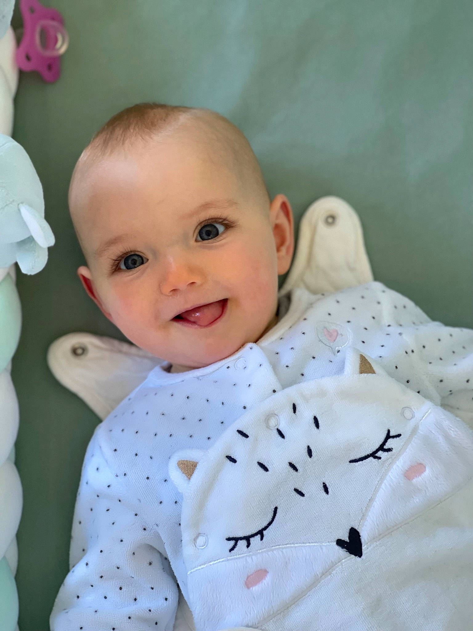 Angèle a rejoint le concours — aidez-le/la à gagner de superbes lots ! baby, baby_products, baby_toddler_clothing, bed, bedding, cheek, child, comfort, facial_expression, happy, head, joy, linens, pattern, person, room, skin, sleeve, smile, textile
