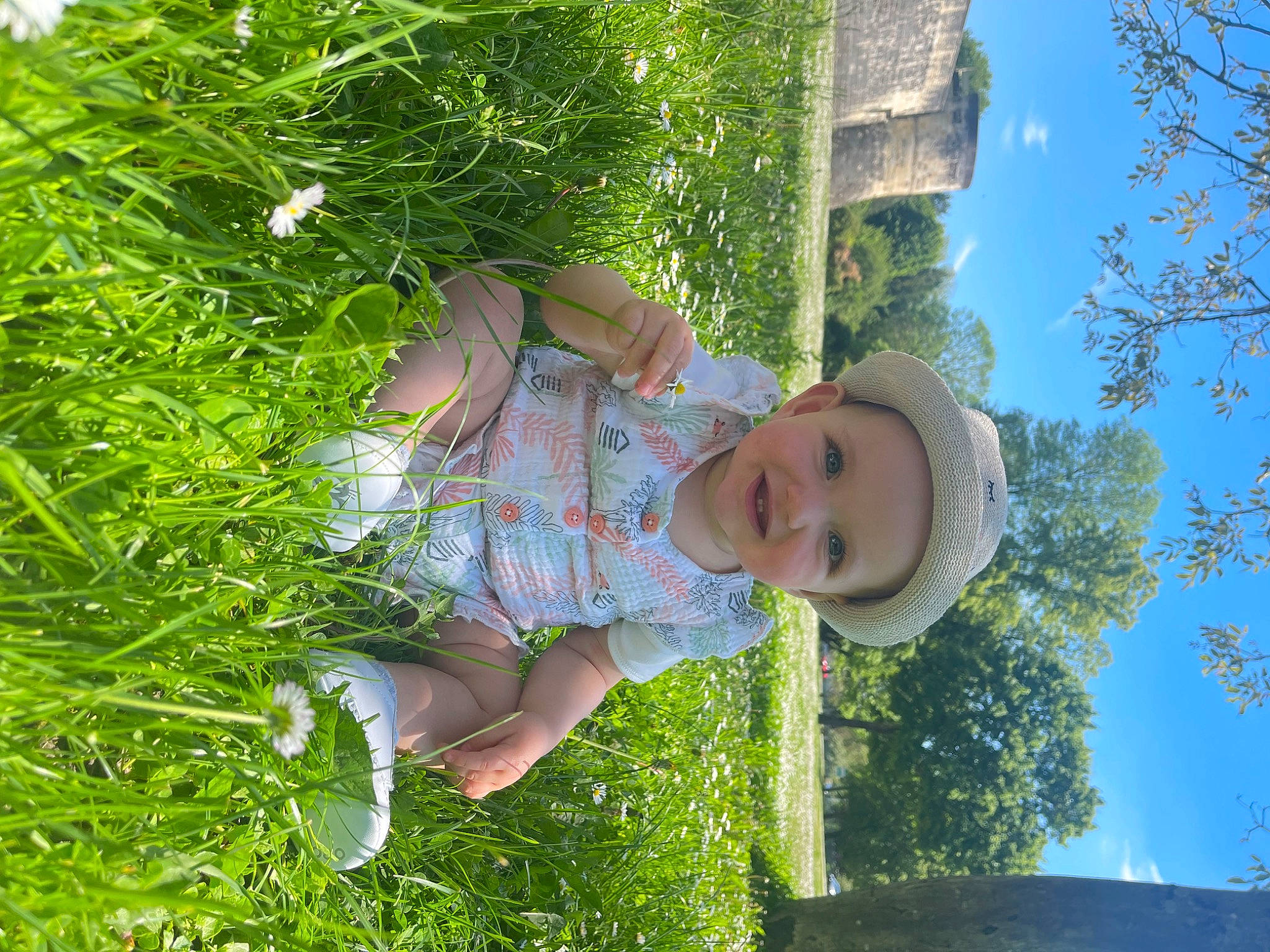 Angèle a rejoint le concours — aidez-le/la à gagner de superbes lots ! baby_toddler_clothing, botany, fun, grass, green, groundcover, happy, hat, headwear, joy, leaf, leisure, nature, people_in_nature, person, plant, sky, smile, summer, sun_hat