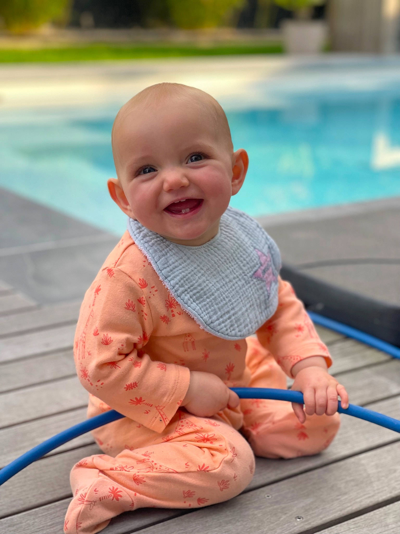 Angèle a rejoint le concours — aidez-le/la à gagner de superbes lots ! baby, baby_toddler_clothing, child, facial_expression, floor, flooring, fun, grass, happy, joy, leisure, person, play, recreation, sitting, skin, smile, swimming_pool, toddler, vacation