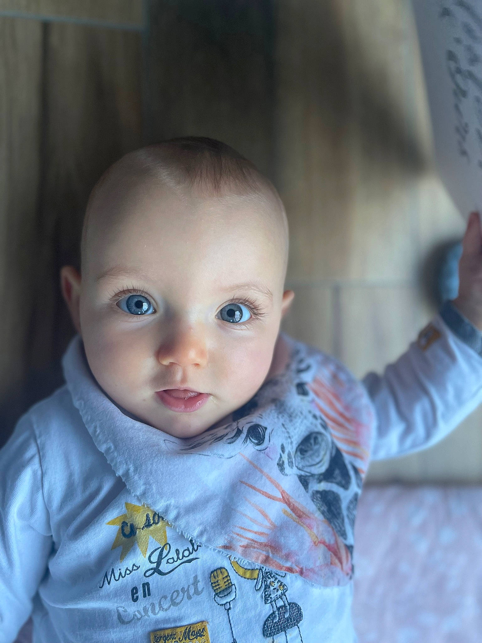 Angèle a rejoint le concours — aidez-le/la à gagner de superbes lots ! baby, baby_toddler_clothing, cheek, child, chin, eye, eyebrow, eyelash, face, facial_expression, flash_photography, gesture, happy, iris, lip, mouth, nose, person, skin, sleeve
