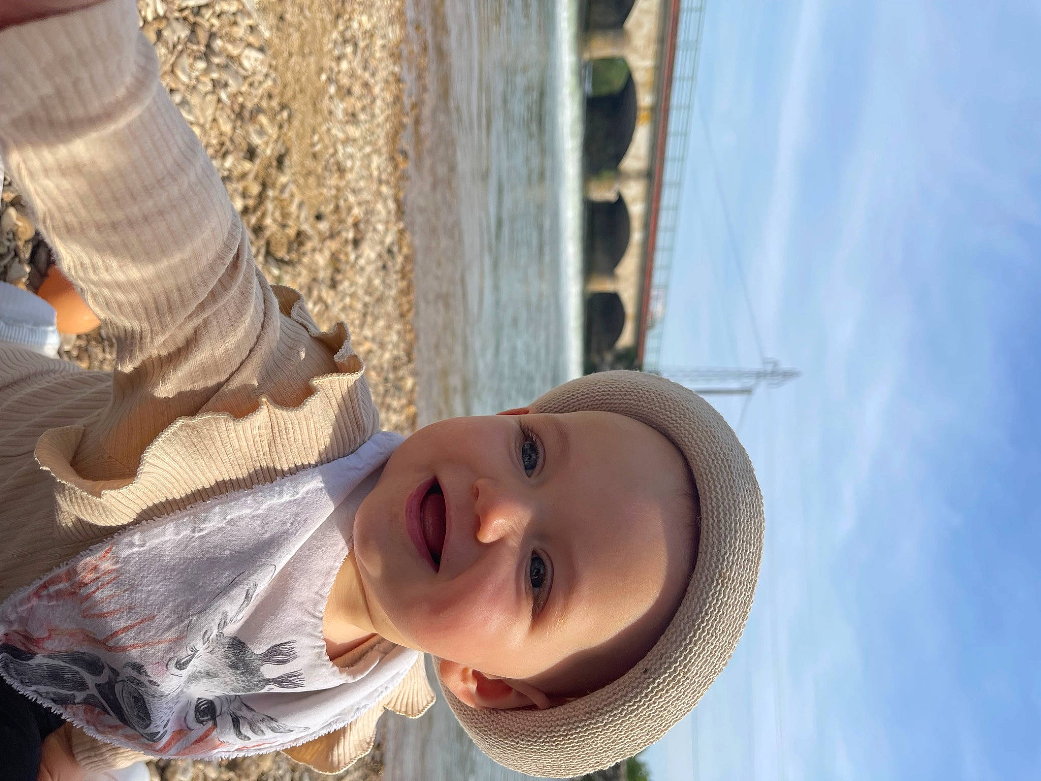 Angèle participe au concours pour gagner de l'argent avec cette photo : child, chin, fun, happy, hat, headwear, joy, laugh, leisure, nose, person, plant, portrait_photography, sky, smile, sun_hat, toddler, travel, tree, window