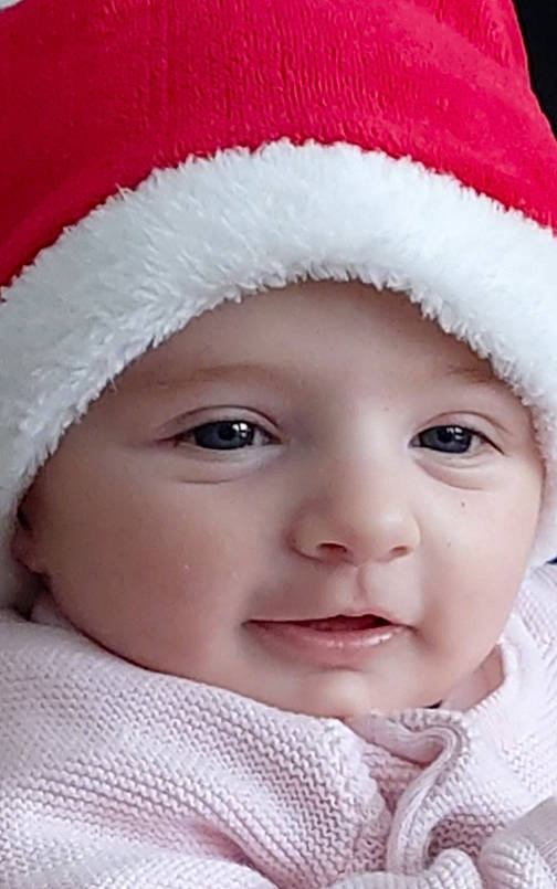 Méloé a rejoint le concours — aidez-le/la à gagner de superbes lots ! baby_toddler_clothing, carmine, cheek, child, chin, christmas, close_up, costume_accessory, eyebrow, headgear, headwear, holiday, iris, lip, nose, organ, person, photography, red, skin