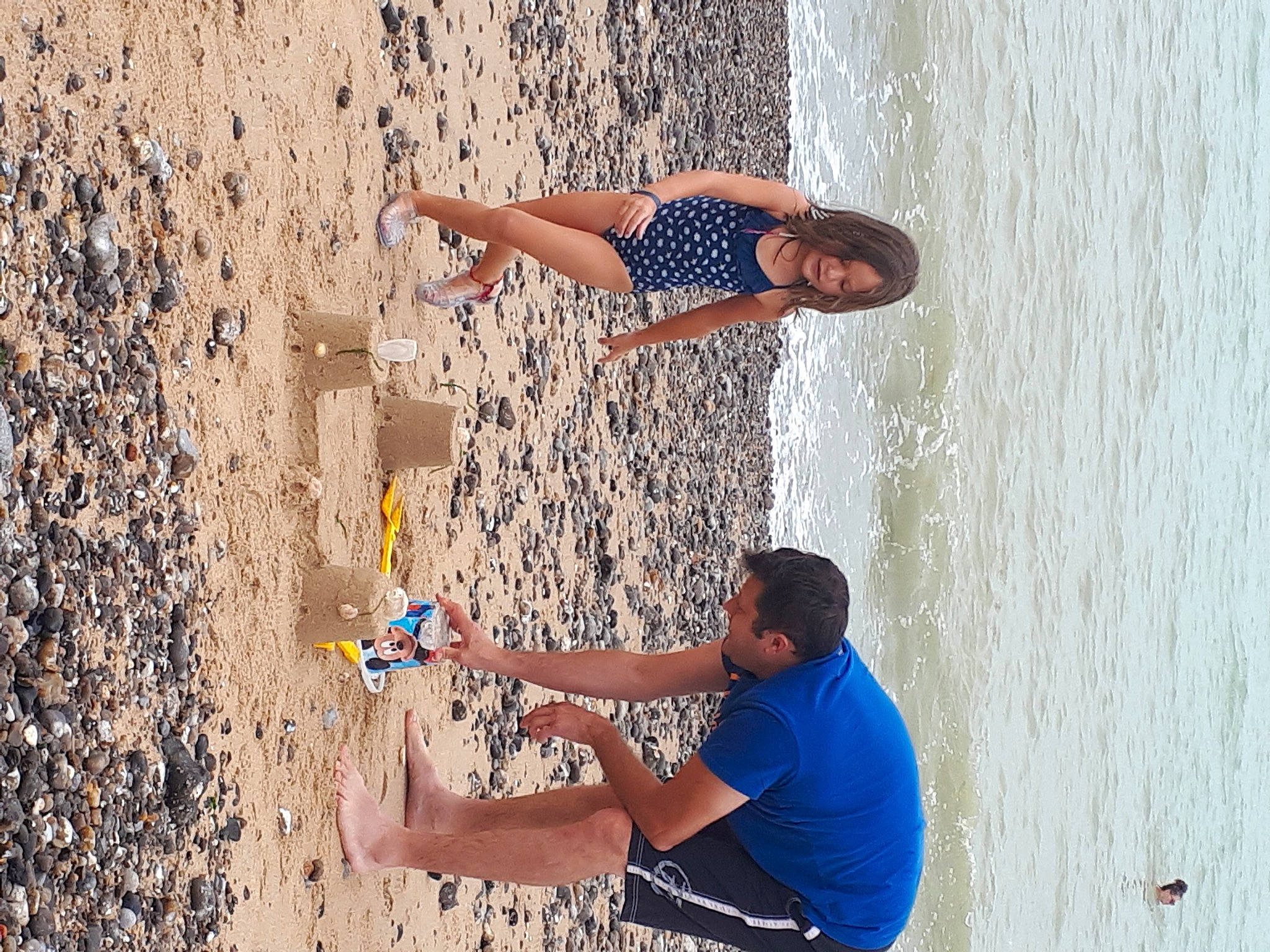 Manon participe au concours pour gagner de l'argent avec cette photo : arm, azure, beach, elbow, fun, happy, human, lake, leisure, paint, people, people_in_nature, people_on_beach, person, recreation, sand, smile, sunglasses, t_shirt, wall