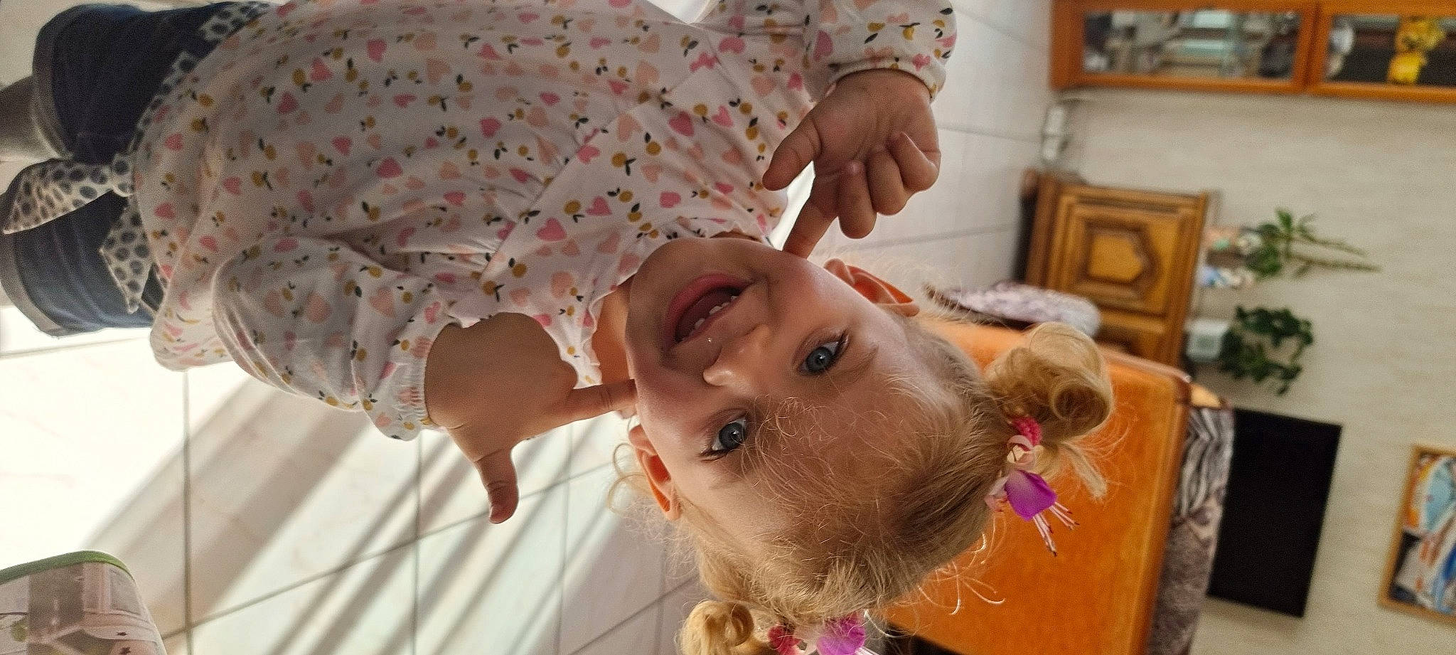 Flavie participe au concours pour gagner de l'argent avec cette photo : baby, cheek, child, ear, eyebrow, eyelash, fashion_accessory, forehead, hair_accessory, hair_coloring, happy, headgear, joy, lip, mouth, neck, nose, person, picture_frame, skin