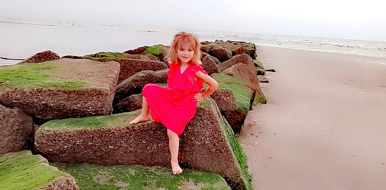Heather a rejoint le concours — aidez-le/la à gagner de superbes lots ! beach, dress, eye, flash_photography, grass, hair, hairstyle, happy, human_body, joy, landscape, leg, leisure, nature, people_in_nature, person, sky, smile, thigh, travel