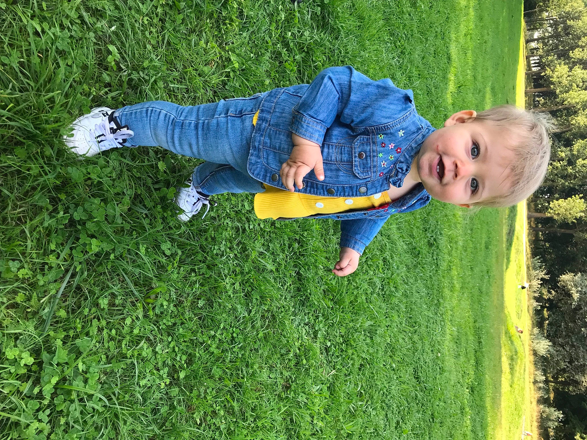 Naomy a rejoint le concours — aidez-le/la à gagner de superbes lots ! blue, electric_blue, fun, grass, grass_family, grassland, green, happy, jeans, lawn, leg, leisure, meadow, natural_environment, people_in_nature, person, plant, recreation, smile, toddler