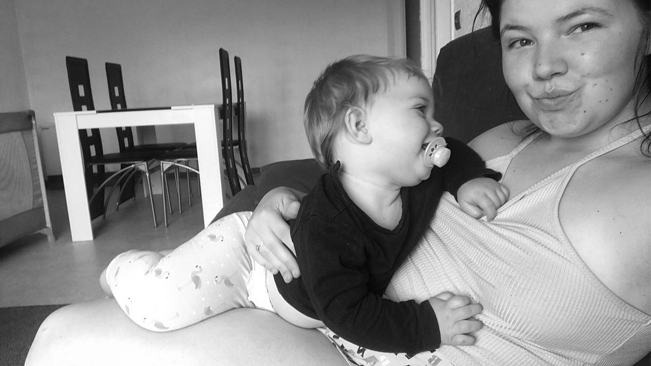 Naomy participe au concours pour gagner de l'argent avec cette photo : baby, black, black_and_white, chair, comfort, elbow, flash_photography, fun, gesture, happy, joy, leg, monochrome, monochrome_photography, person, room, shoulder, sitting, smile, style