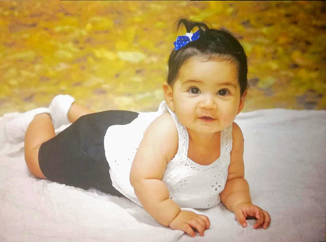 Haylie a rejoint le concours — aidez-le/la à gagner de superbes lots ! baby, child, hair_accessory, happy, headband, person, photograph, photography, sitting, skin, smile, toddler