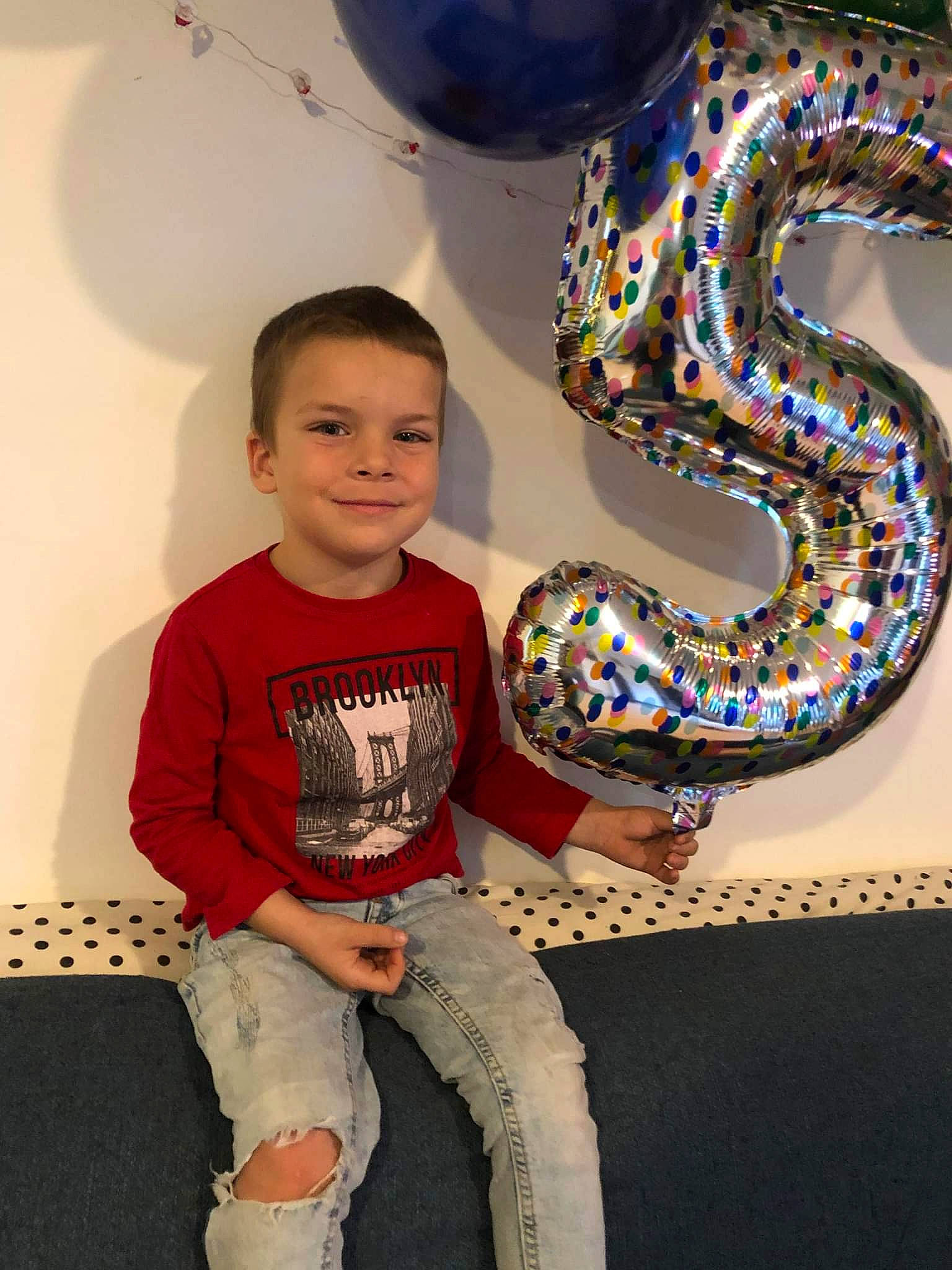 Eduard participe au concours pour gagner de l'argent avec cette photo : art, balloon, child, cool, event, fun, happy, joy, leisure, party_supply, pattern, person, python, reptile, scaled_reptile, serpent, sitting, sleeve, snake, t_shirt