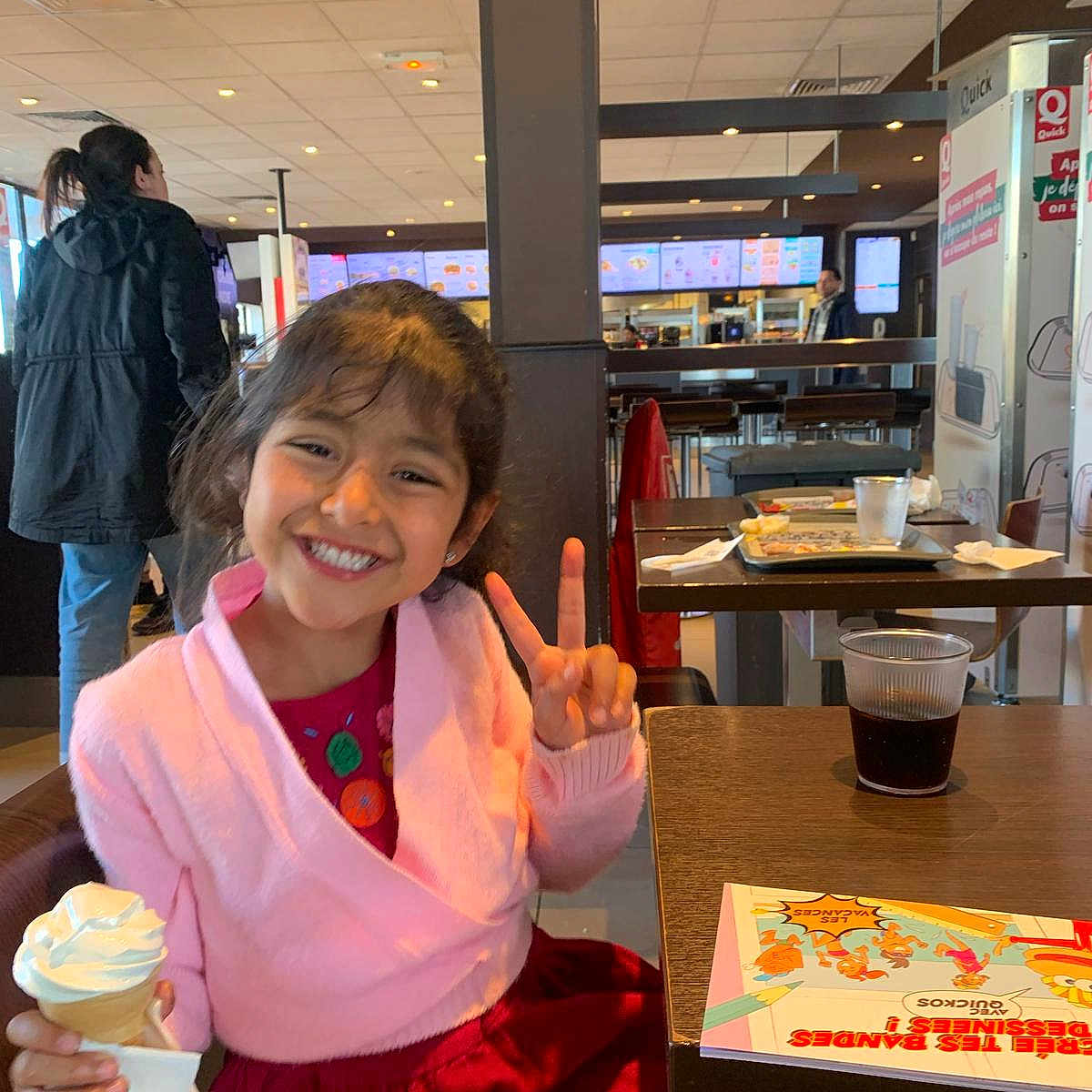 Ousswa a rejoint le concours — aidez-le/la à gagner de superbes lots ! adult, child, clothing, coat, cream, cutlery, dessert, face, female, food, girl, head, icecream, icing, indoors, person, photography, portrait, restaurant, woman