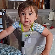 Eden participe au concours pour gagner de l'argent avec cette photo : toddler, child, baby, playpen, face, birthmark, arm, hand, chair, dining_room, window, curtain, table, furniture, indoor, person, curious, clothing, striped_shirt, home