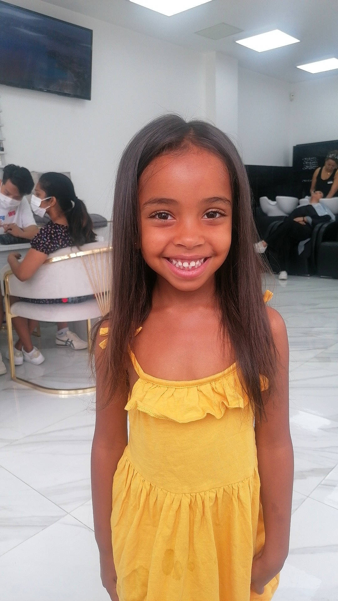 Lalya a rejoint le concours — aidez-le/la à gagner de superbes lots ! arm, beauty, brown_hair, chair, child, event, eyelash, fashion_design, flooring, fun, hair, hairstyle, happy, head, joint, joy, layered_hair, leisure, long_hair, person