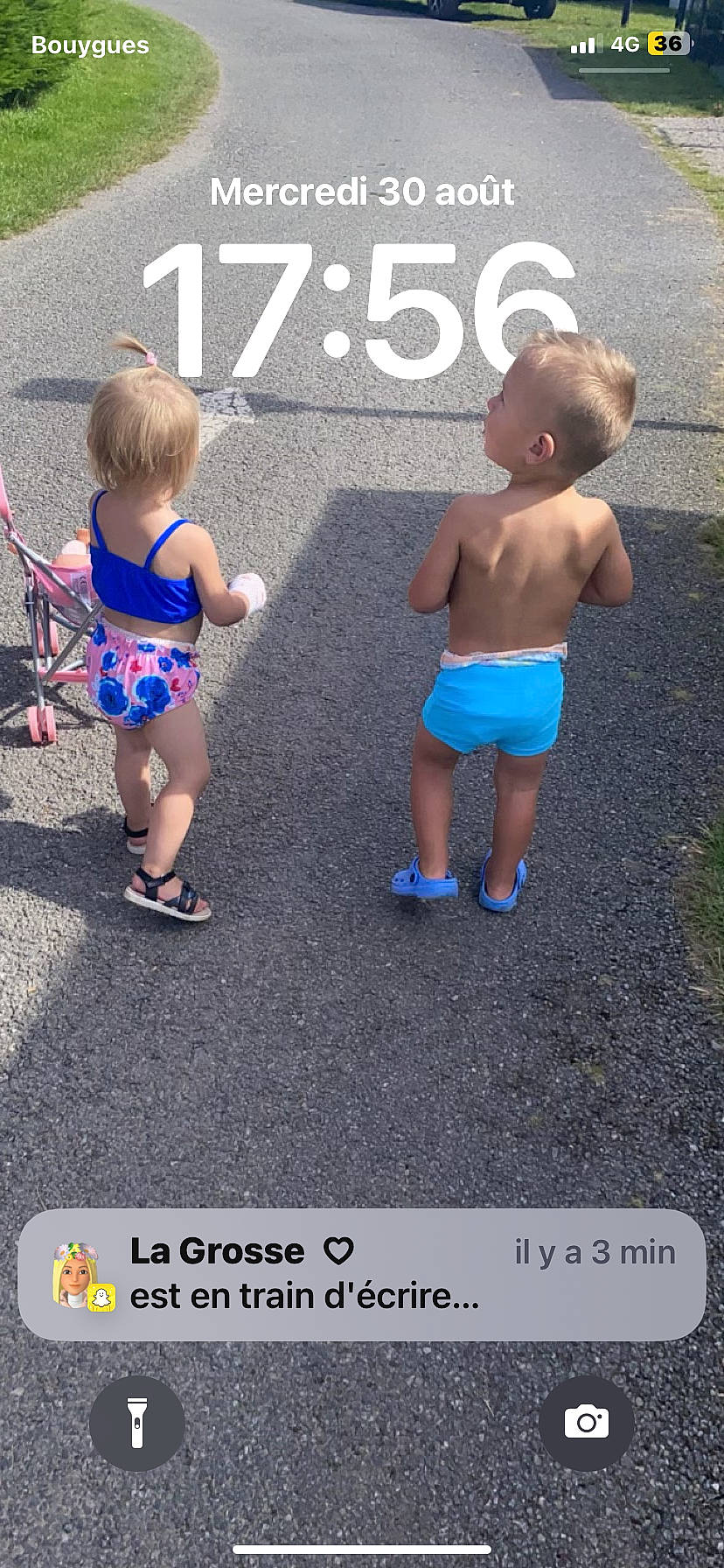 Thyam a rejoint le concours — aidez-le/la à gagner de superbes lots ! asphalt, child, electric_blue, fun, human_leg, joint, leg, leisure, people, person, road, road_surface, shorts, sidewalk, snapshot, sneakers, standing, t_shirt, thigh, toddler