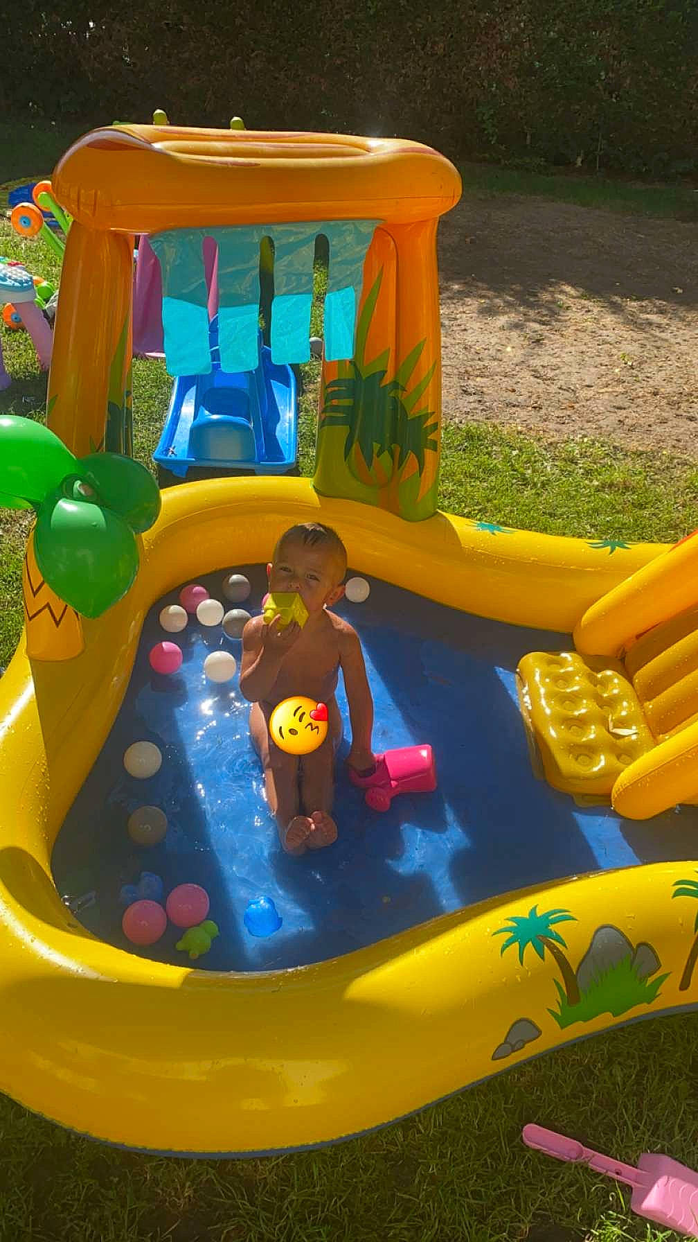 Thyam a rejoint le concours — aidez-le/la à gagner de superbes lots ! baby, child, chute, circle, city, fun, games, grass, inflatable, leisure, outdoor_play_equipment, outdoor_recreation, person, photograph, plant, plastic, play, playground, recreation, toddler