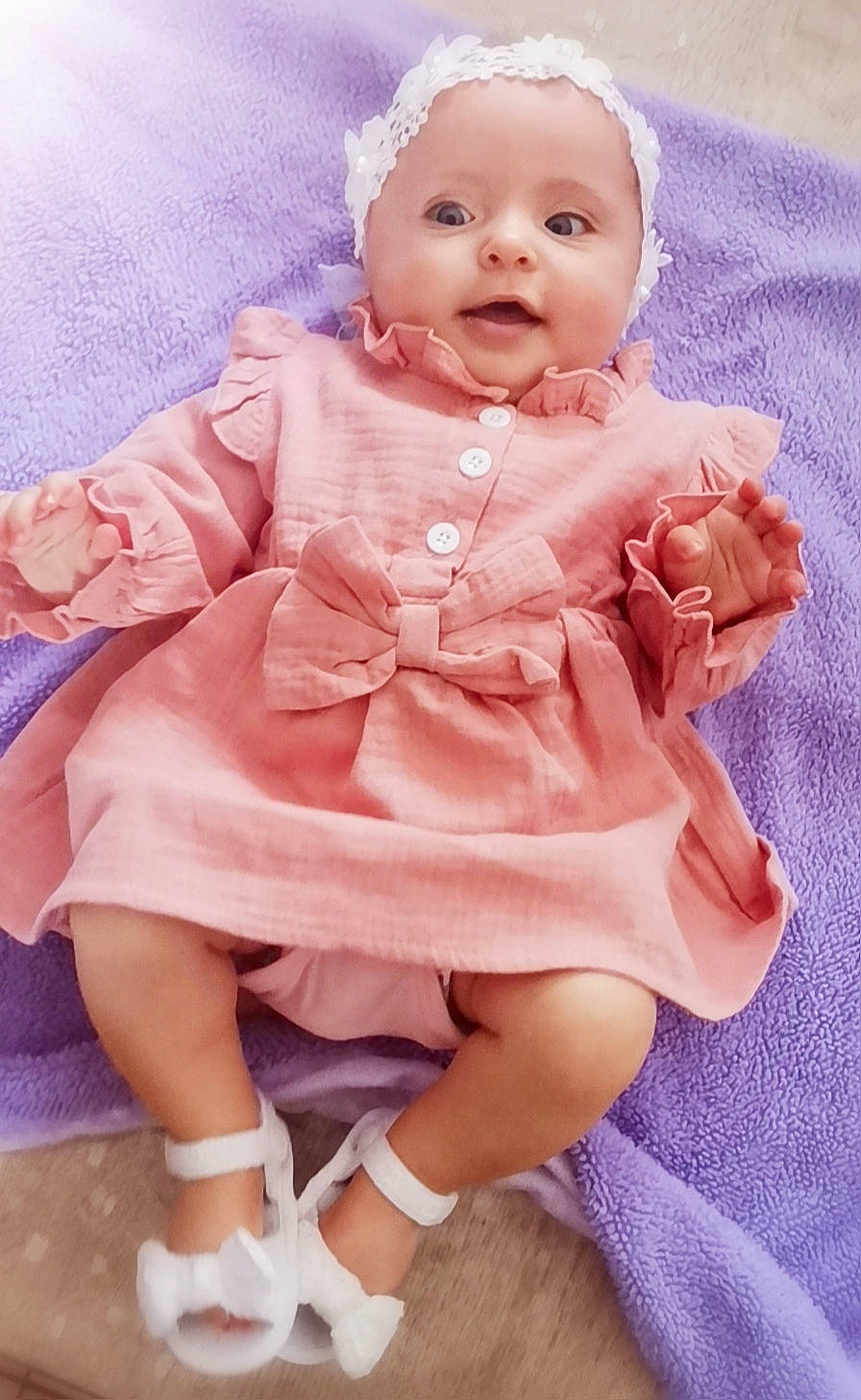 Lylou participe au concours pour gagner de l'argent avec cette photo : baby, baby_toddler_clothing, cap, cheek, child, dress, embellishment, fashion_accessory, happy, magenta, pattern, peach, person, pink, purple, ruffle, skin, sleeve, sock, toddler