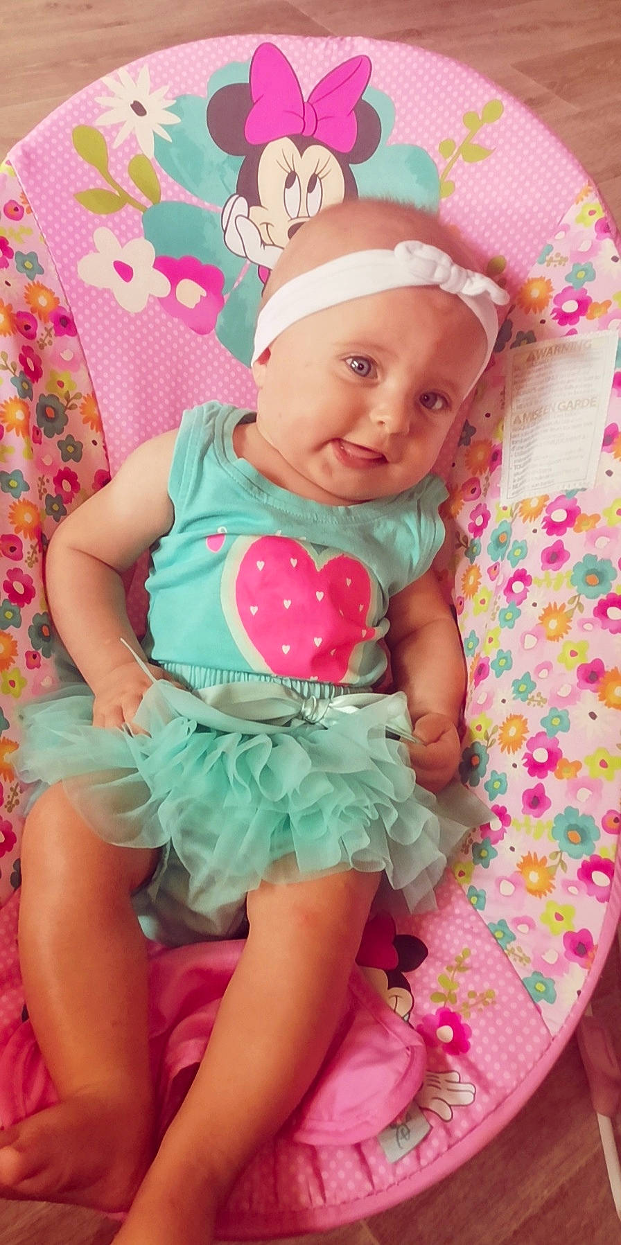 Lylou participe au concours pour gagner de l'argent avec cette photo : arm, baby_toddler_clothing, cap, dress, eye, face, finger, green, hand, happy, head, headwear, human_body, magenta, person, pink, product, purple, skin, sleeve