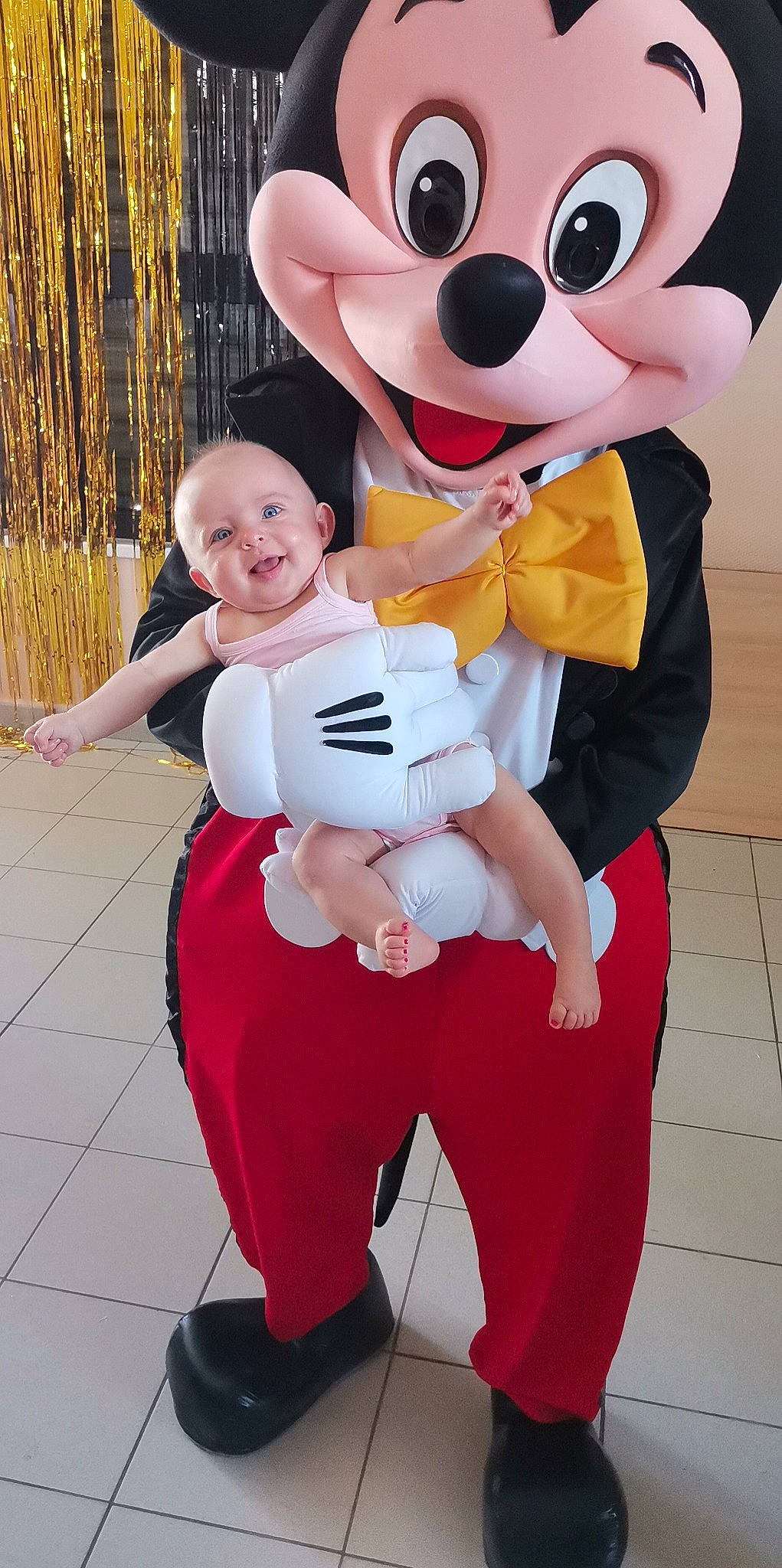 Lylou a rejoint le concours — aidez-le/la à gagner de superbes lots ! animation, child, costume, curtain, event, fun, fur, gesture, happy, hat, joy, leisure, mascot, organ, person, pink, recreation, smile, snapshot, textile