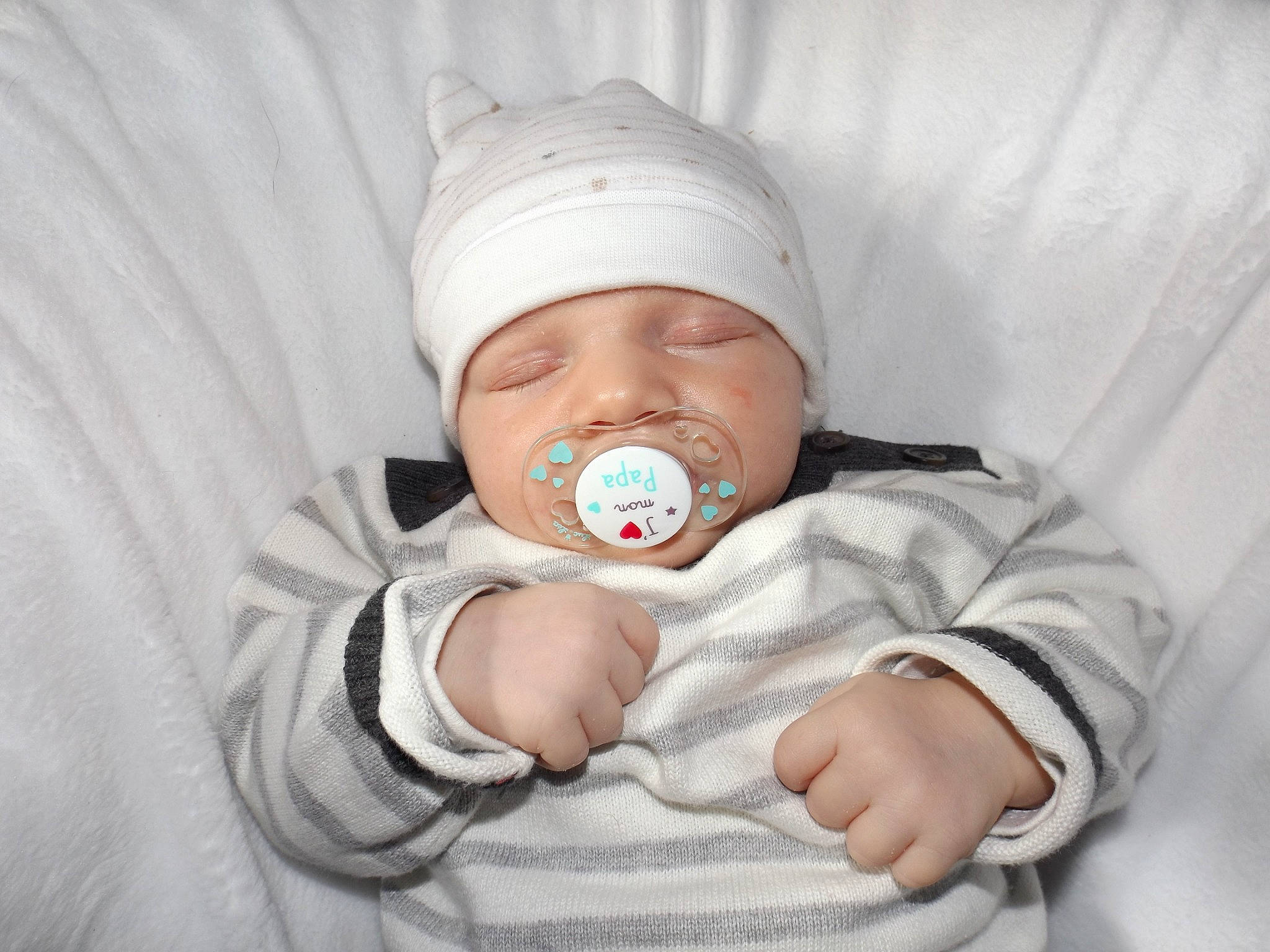 Loucka a rejoint le concours — aidez-le/la à gagner de superbes lots ! baby, baby_products, baby_sleeping, birth, child, headgear, headwear, joy, nose, person, product, sleep, toddler