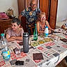 Venus a rejoint le concours — aidez-le/la à gagner de superbes lots ! art, bottle, cabinetry, drinkware, event, flooring, fun, leisure, linens, recreation, room, sharing, sitting, t_shirt, table, tablecloth, tableware, textile, visual_arts, water_bottle