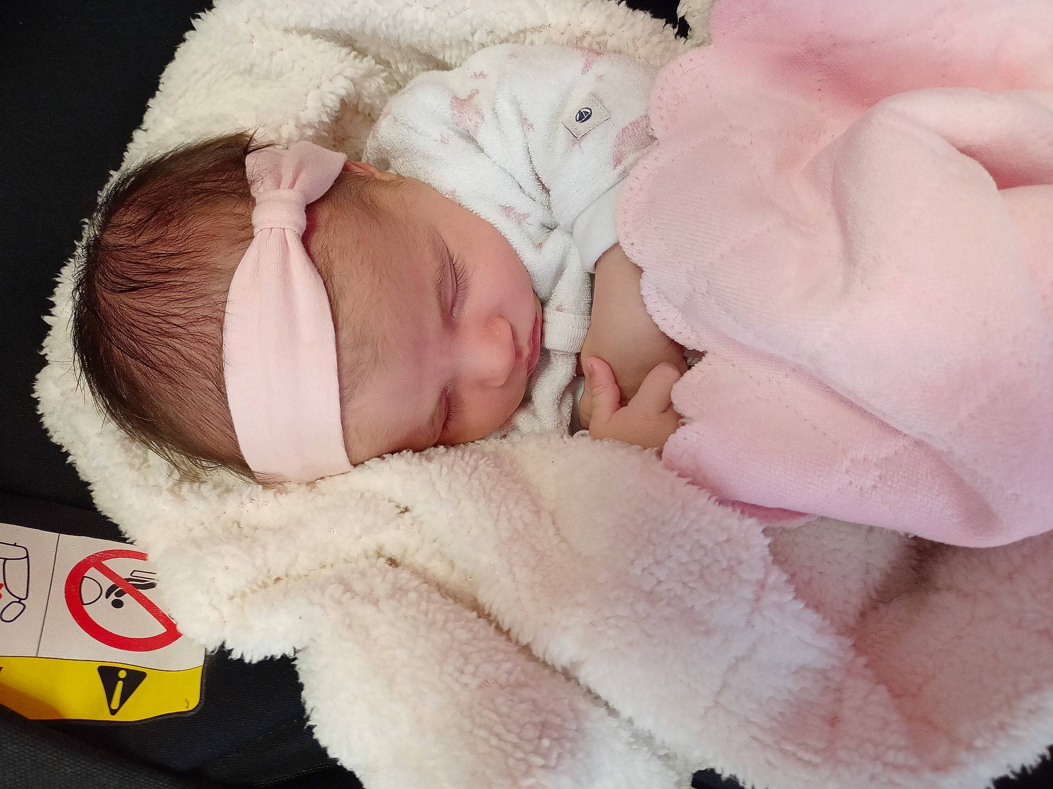 Inaya participe au concours pour gagner de l'argent avec cette photo : baby, baby_products, baby_safety, baby_sleeping, baby_toddler_clothing, beanie, cap, cheek, child, comfort, fashion_accessory, finger, fur, knit_cap, linens, lip, person, pink, textile, toddler