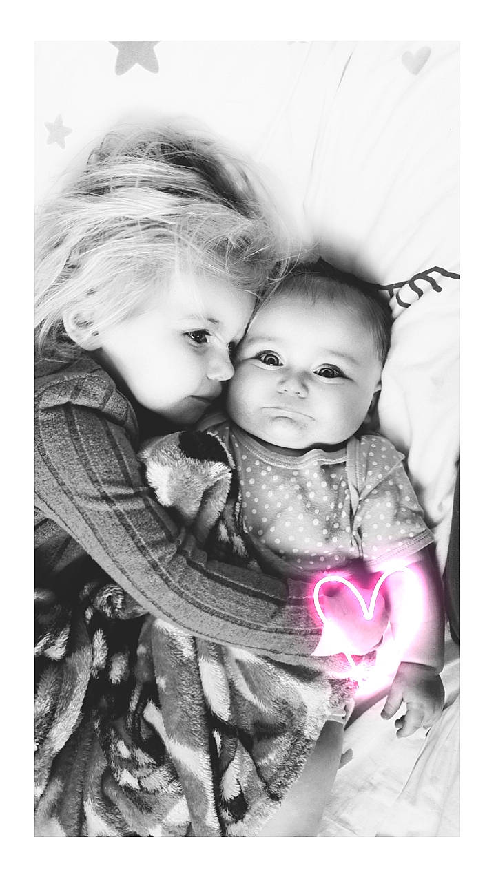 Cataleya participe au concours pour gagner de l'argent avec cette photo : baby, baby_toddler_clothing, black_and_white, cheek, child, flash_photography, fur, grass, happy, iris, love, monochrome, monochrome_photography, pattern, person, picture_frame, portrait_photography, sitting, stock_photography, style