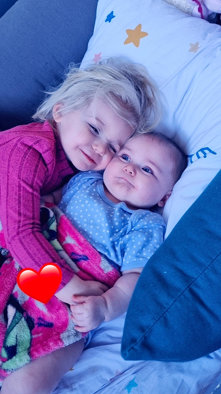 Cataleya a rejoint le concours — aidez-le/la à gagner de superbes lots ! baby, child, comfort, eye, face, facial_expression, fun, happy, head, human, iris, mammal, person, pink, product, purple, skin, smile, toddler, tree