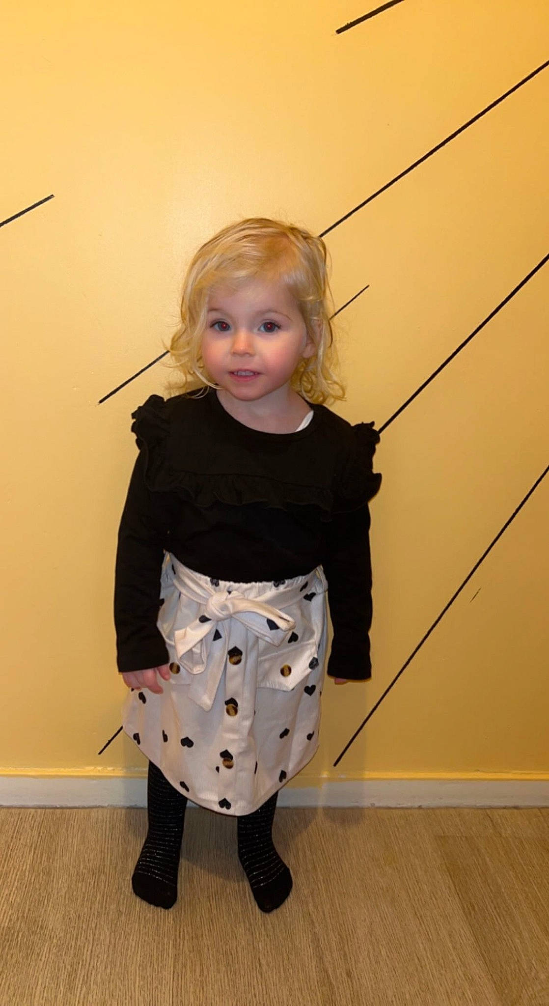 Cataleya participe au concours pour gagner de l'argent avec cette photo : baby_toddler_clothing, child, clothing, denim, electric_blue, fashion_design, flooring, formal_wear, happy, human_leg, knee, neck, pattern, person, sleeve, smile, standing, t_shirt, toddler, waist