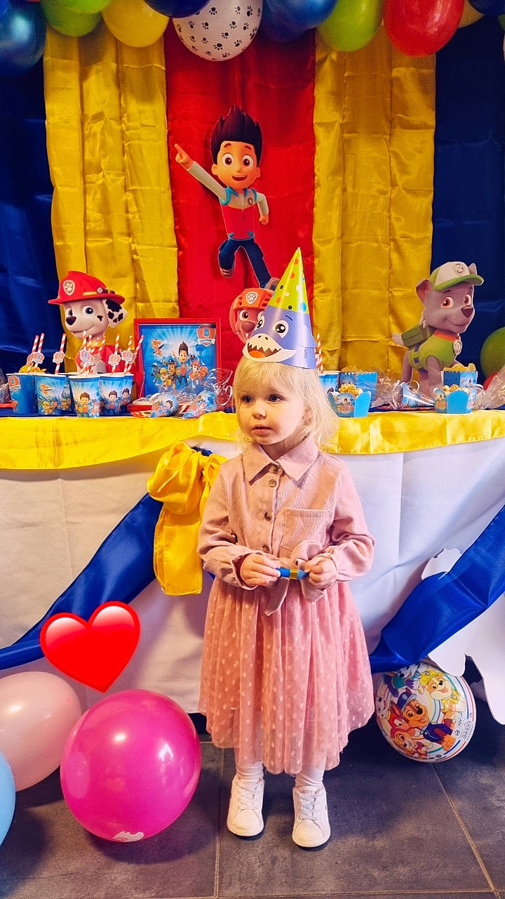 Cataleya participe au concours pour gagner de l'argent avec cette photo : balloon, blue, child, community, entertainment, event, fashion, fun, happy, leisure, party_supply, person, photograph, pink, purple, recreation, snapshot, social_group, toddler, toy