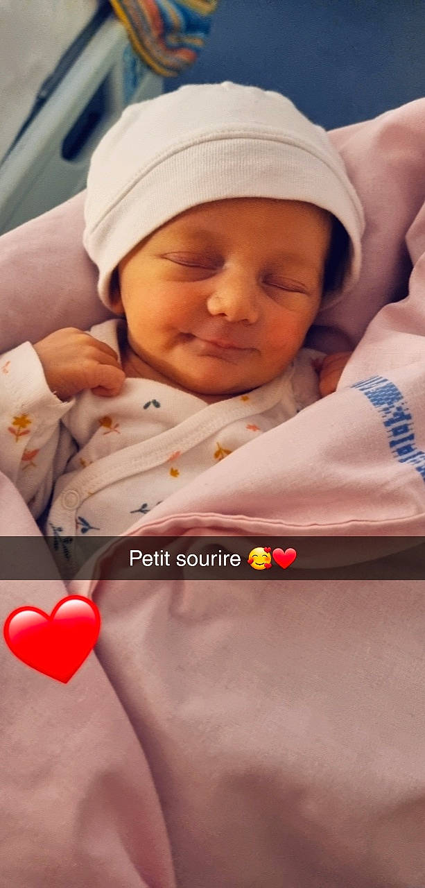 Aneïlya a rejoint le concours — aidez-le/la à gagner de superbes lots ! baby, baby_products, baby_safety, baby_toddler_clothing, cap, cheek, child, comfort, event, facial_expression, flash_photography, happy, headwear, human, linens, mouth, organ, person, product, skin