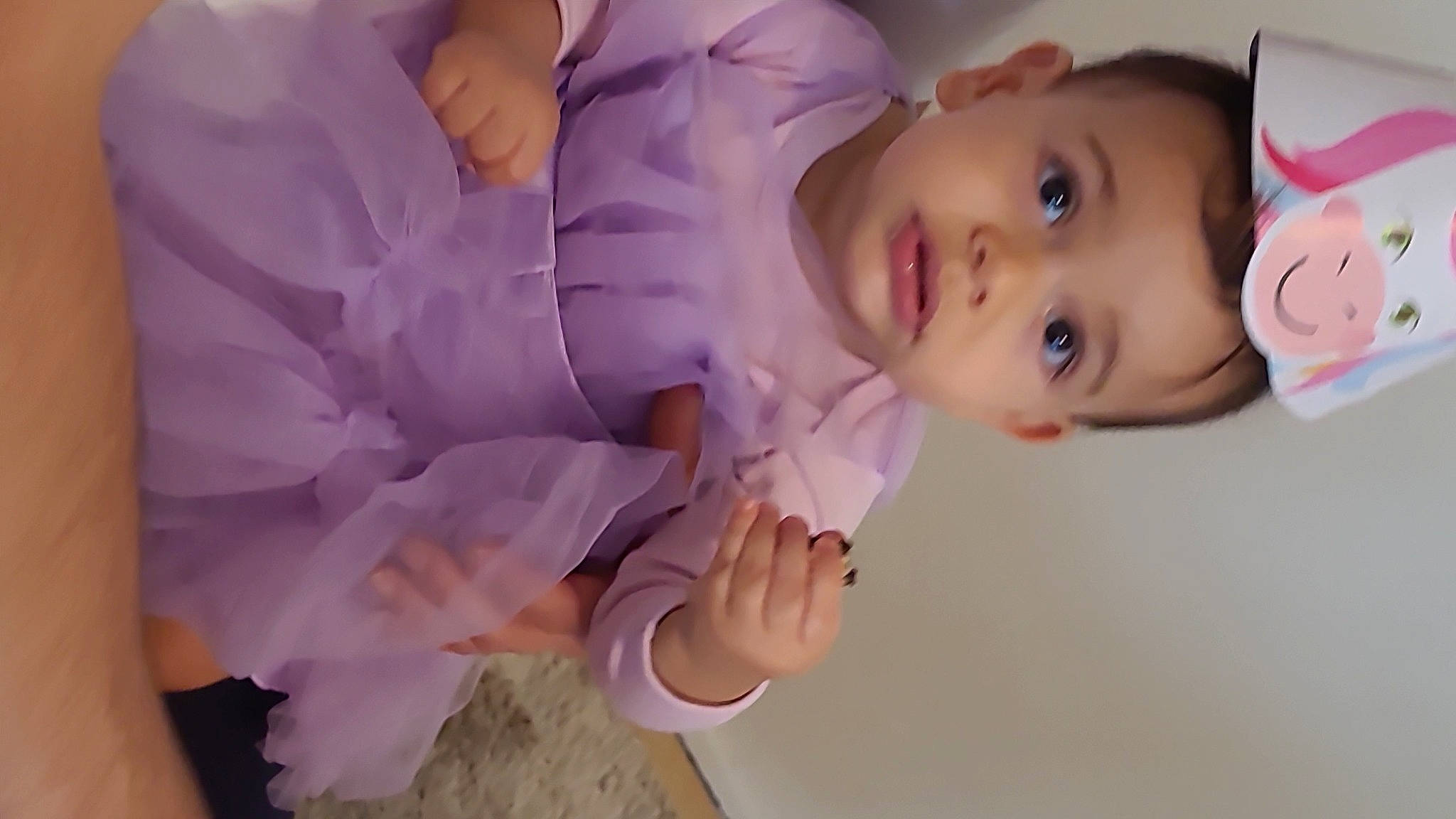 Rym a rejoint le concours — aidez-le/la à gagner de superbes lots ! baby, baby_products, baby_toddler_clothing, cheek, child, eyelash, hand, happy, iris, magenta, person, petal, pink, portrait_photography, purple, room, skin, sleeve, toddler, violet