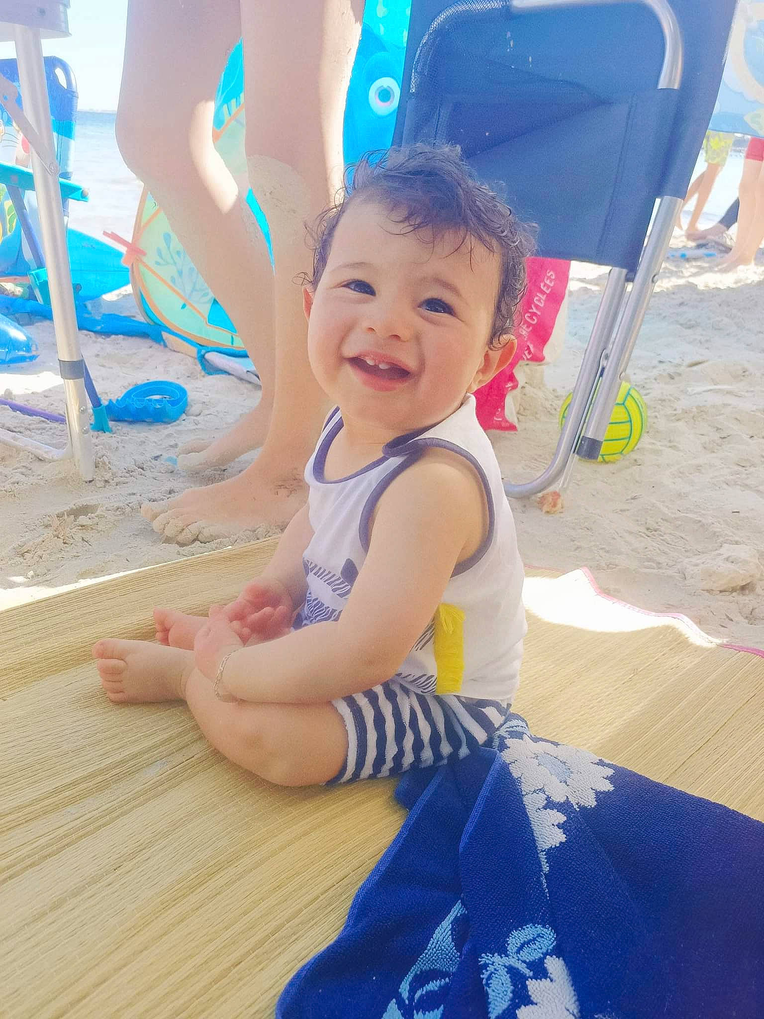 Nessim a rejoint le concours — aidez-le/la à gagner de superbes lots ! baby_toddler_clothing, barefoot, beach, blue, chair, child, electric_blue, foot, fun, happy, human_leg, joy, leg, leisure, people_on_beach, person, recreation, sand, smile, summer