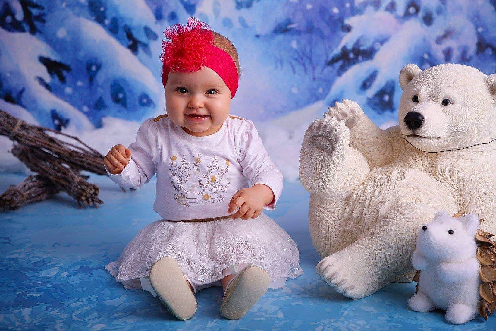 Livia participe au concours pour gagner de l'argent avec cette photo : arctic, child, fun, girl, infant, joy, person, smile, snow, toddler, winter