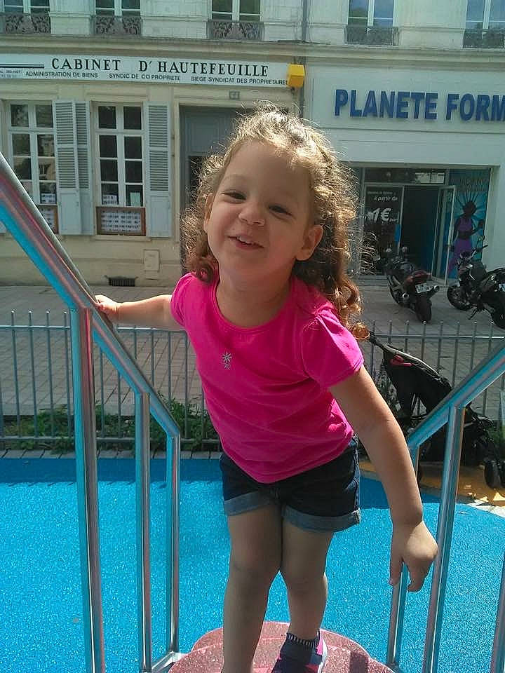 Aïcha a rejoint le concours — aidez-le/la à gagner de superbes lots ! blond, child, day, facial_expression, fun, girl, happiness, human_hair_color, leg, leisure, outdoor_play_equipment, person, pink, play, playground, public_space, recreation, smile, summer, toddler