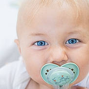 Léon participe au concours pour gagner de l'argent avec cette photo : baby, blue_eyes, pacifier, close_up, infant, cute, child, face, skin, blond_hair, expression, person, young, adorable, mouth, cute_face, pacifier_clip, white_clothing, portrait, hand