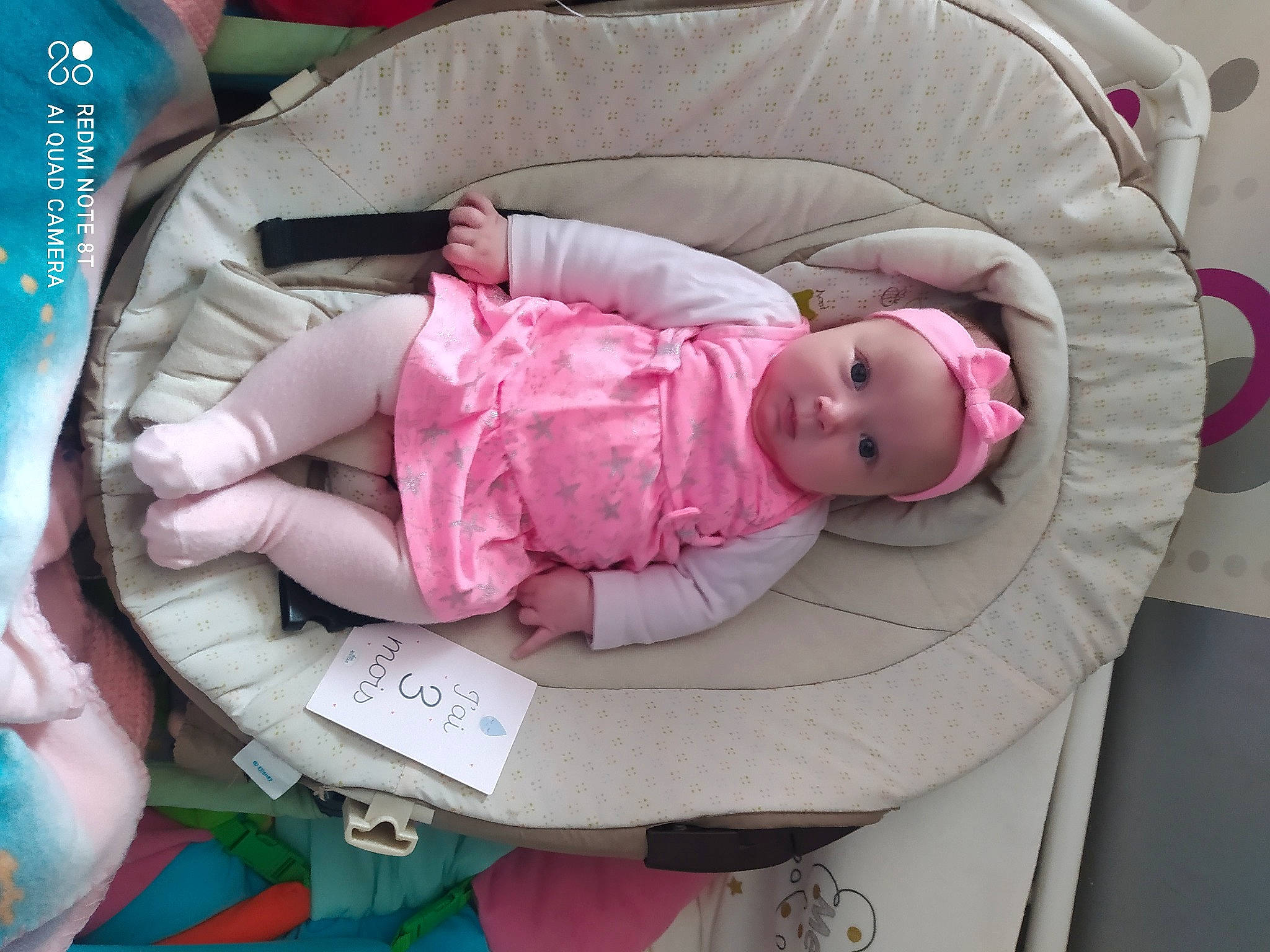 Angèla participe au concours pour gagner de l'argent avec cette photo : baby, baby_carriage, baby_products, baby_safety, baby_sleeping, baby_toddler_clothing, cheek, child, comfort, face, head, headwear, linens, magenta, person, pink, product, room, sitting, sleep