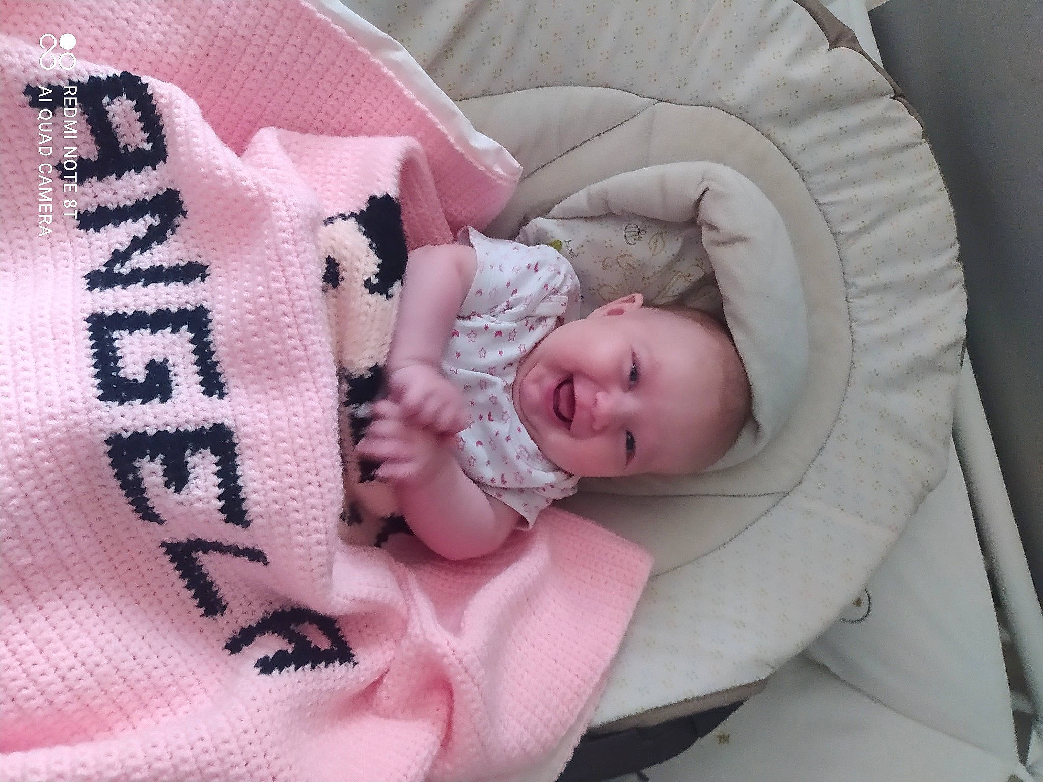 Angèla participe au concours pour gagner de l'argent avec cette photo : arm, baby, baby_products, baby_toddler_clothing, cheek, child, comfort, finger, hand, head, nail, pattern, people, person, pink, product, skin, sleeve, textile, toddler