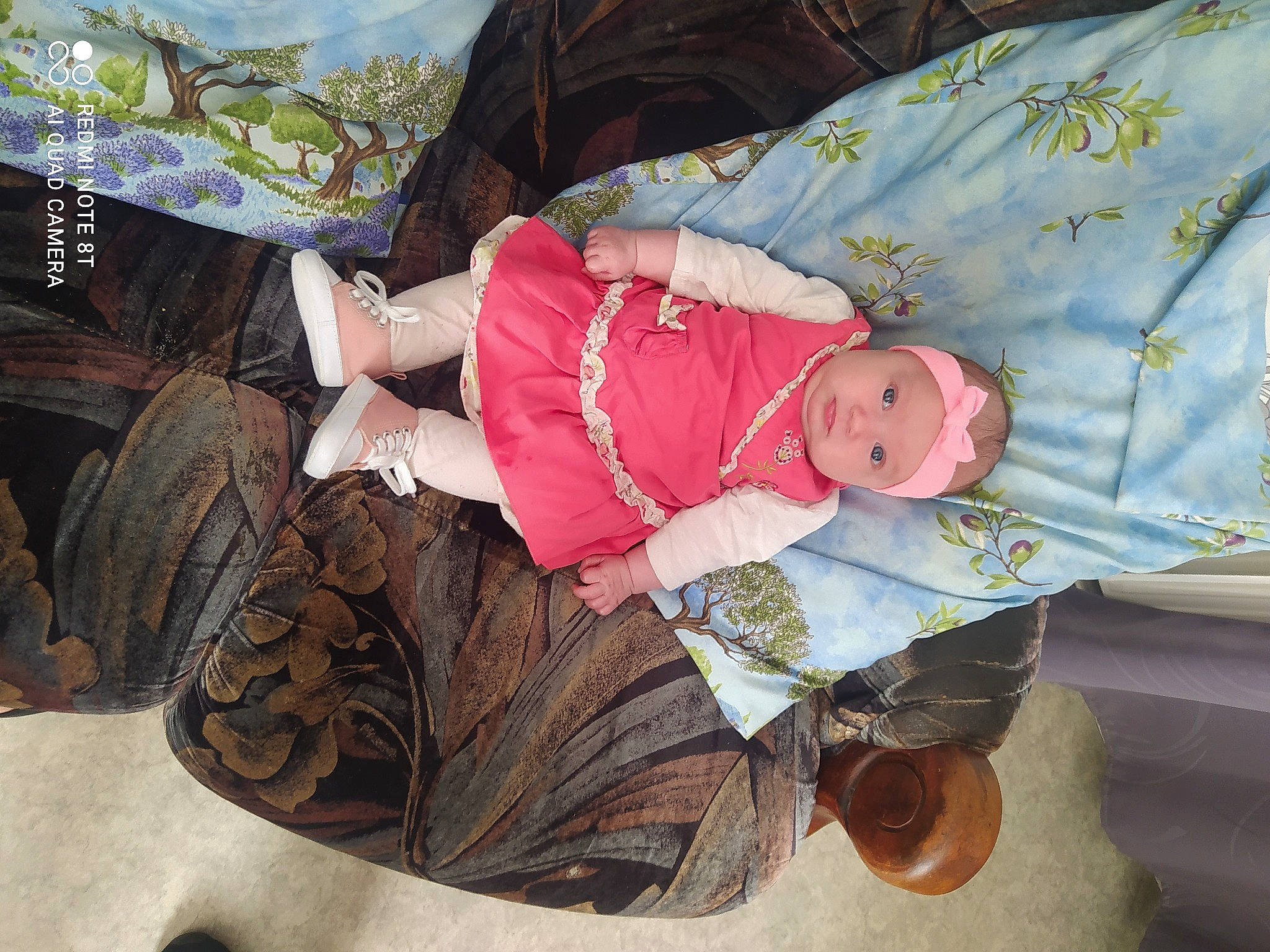 Angèla participe au concours pour gagner de l'argent avec cette photo : automotive_tire, baby, baby_products, baby_toddler_clothing, child, comfort, happy, headwear, leisure, linens, pattern, person, pink, plant, room, sitting, smile, textile, thigh, toddler