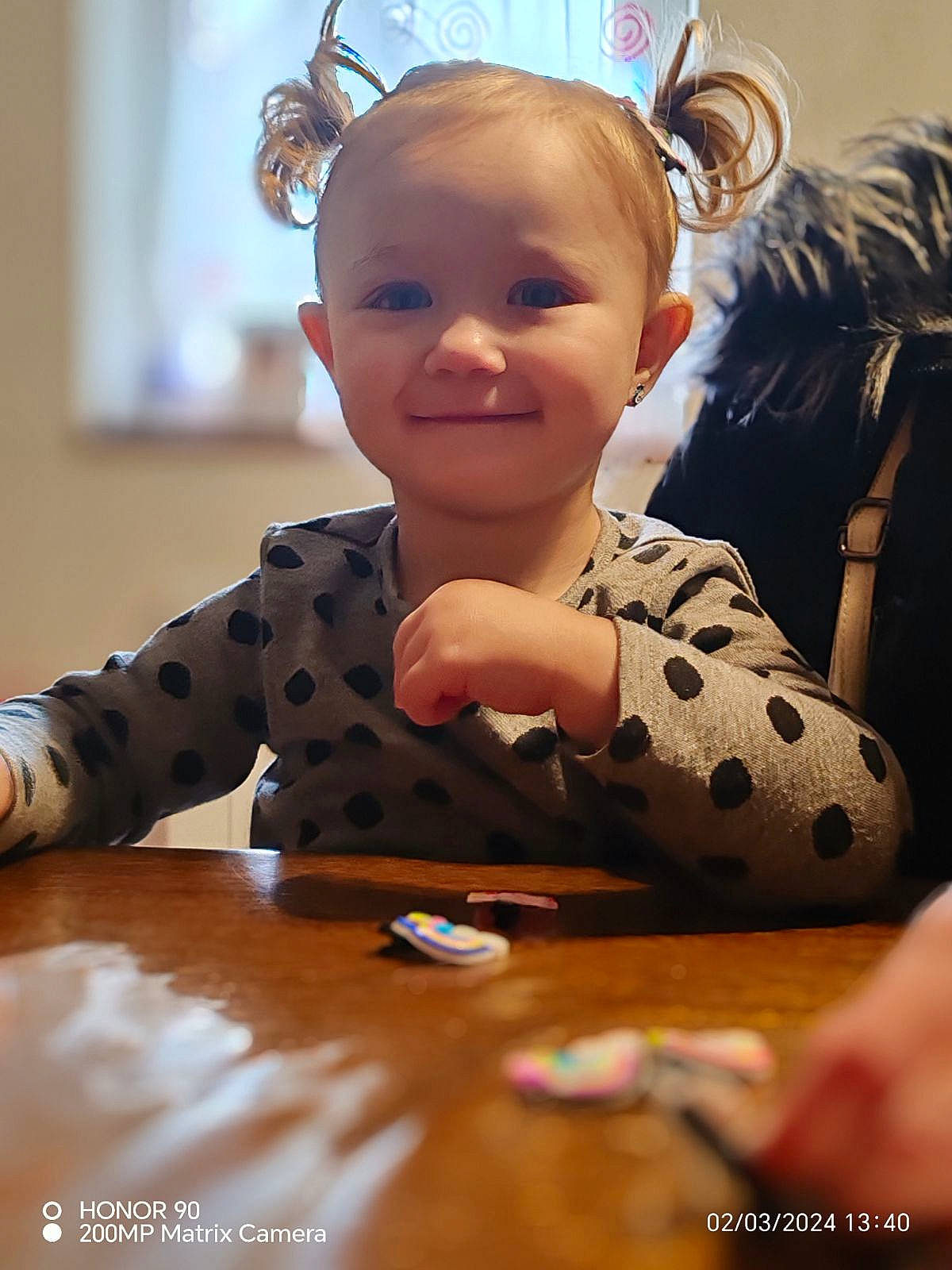 Angèla a rejoint le concours — aidez-le/la à gagner de superbes lots ! baby, baby_toddler_clothing, cheek, child, ear, event, eye, face, finger, flooring, fun, hair, hairstyle, happy, joy, people, person, smile, table, thumb