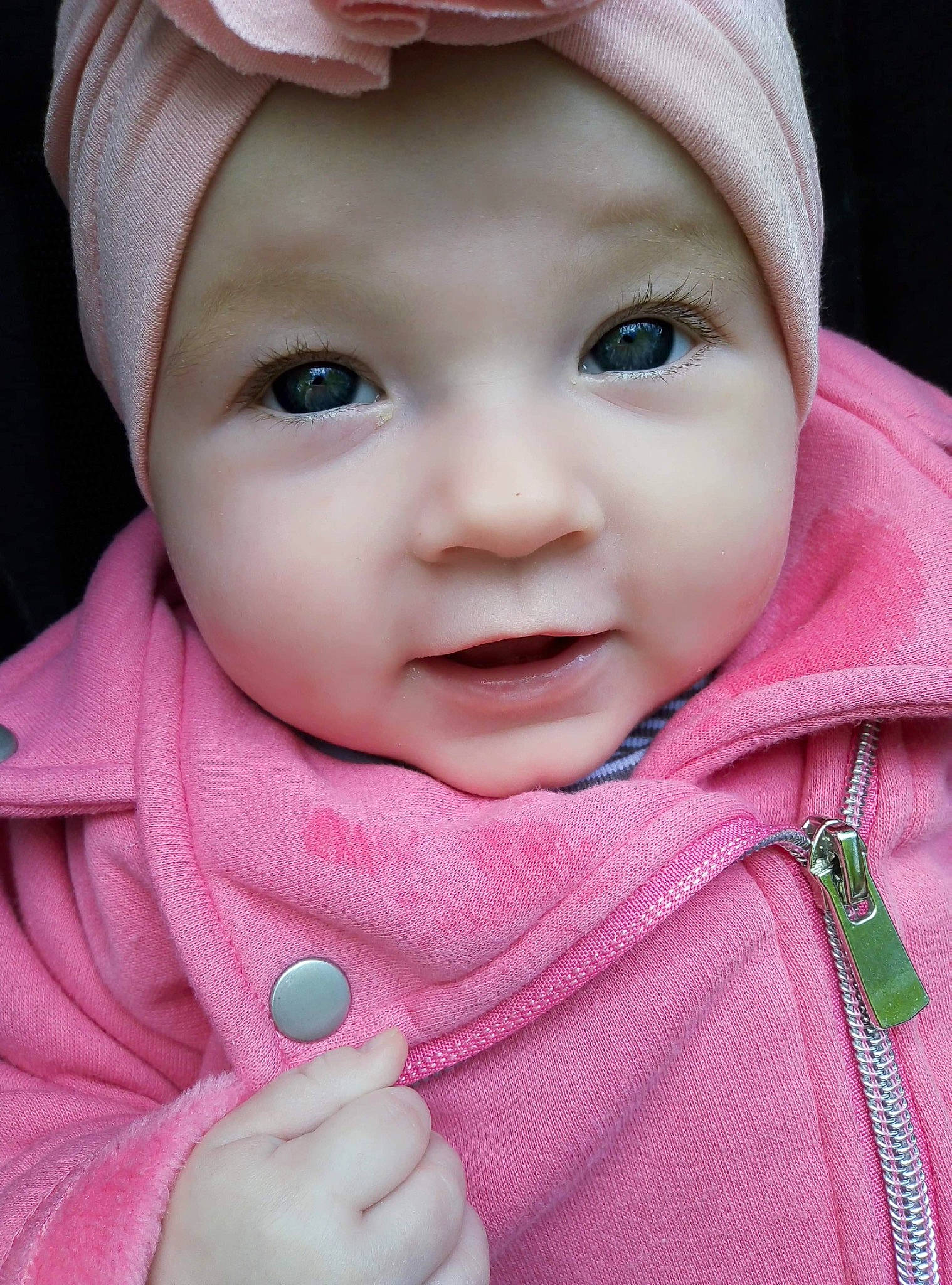 Maddy a rejoint le concours — aidez-le/la à gagner de superbes lots ! baby, baby_toddler_clothing, cap, cheek, eyebrow, eyelash, gesture, happy, headgear, headwear, iris, lip, nose, outerwear, person, pink, product, skin, sleeve, textile