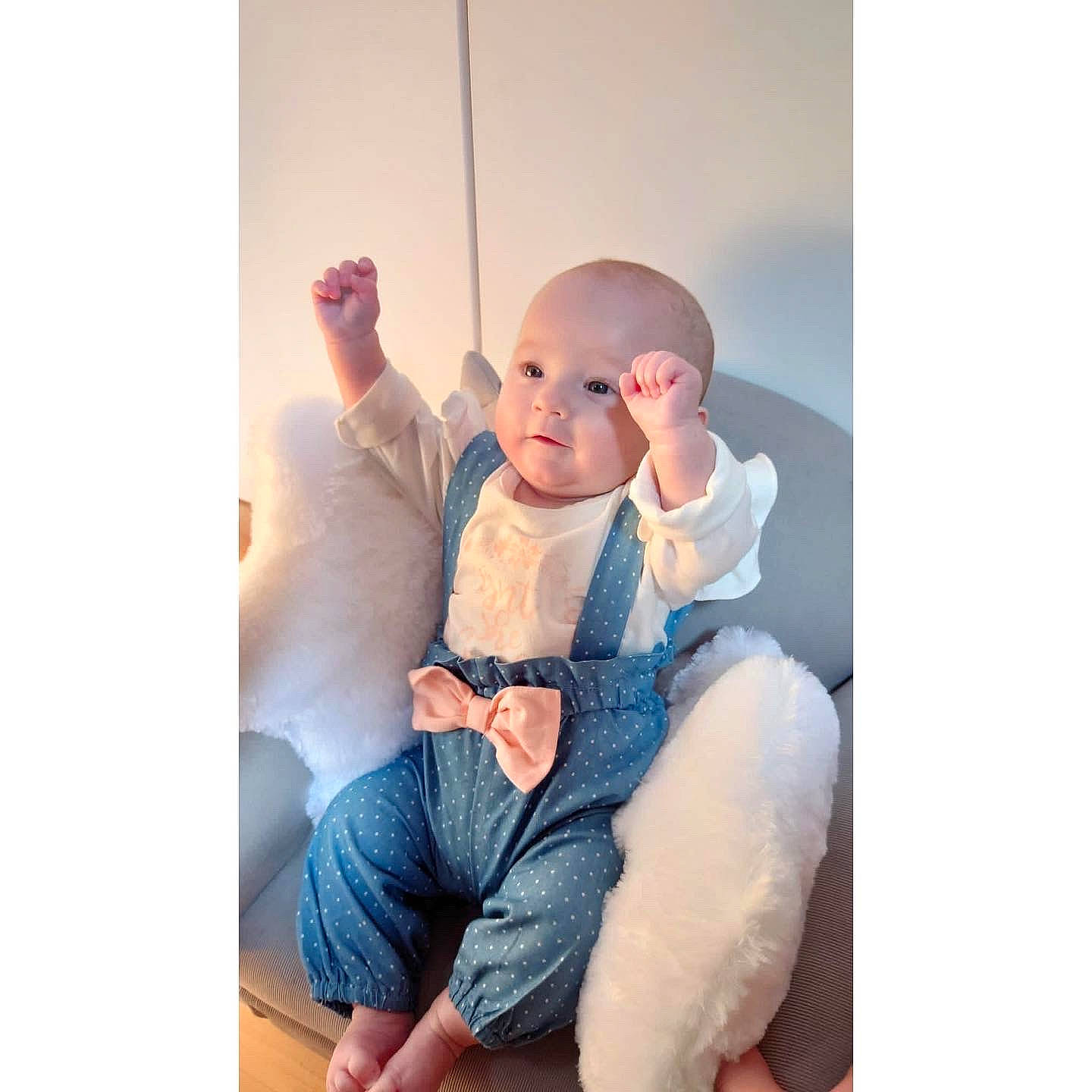 Maddy participe au concours pour gagner de l'argent avec cette photo : abdomen, baby, baby_toddler_clothing, child, comfort, elbow, flash_photography, gesture, happy, jeans, leg, person, selfie, shorts, sitting, sleeve, stomach, t_shirt, thumb, toddler