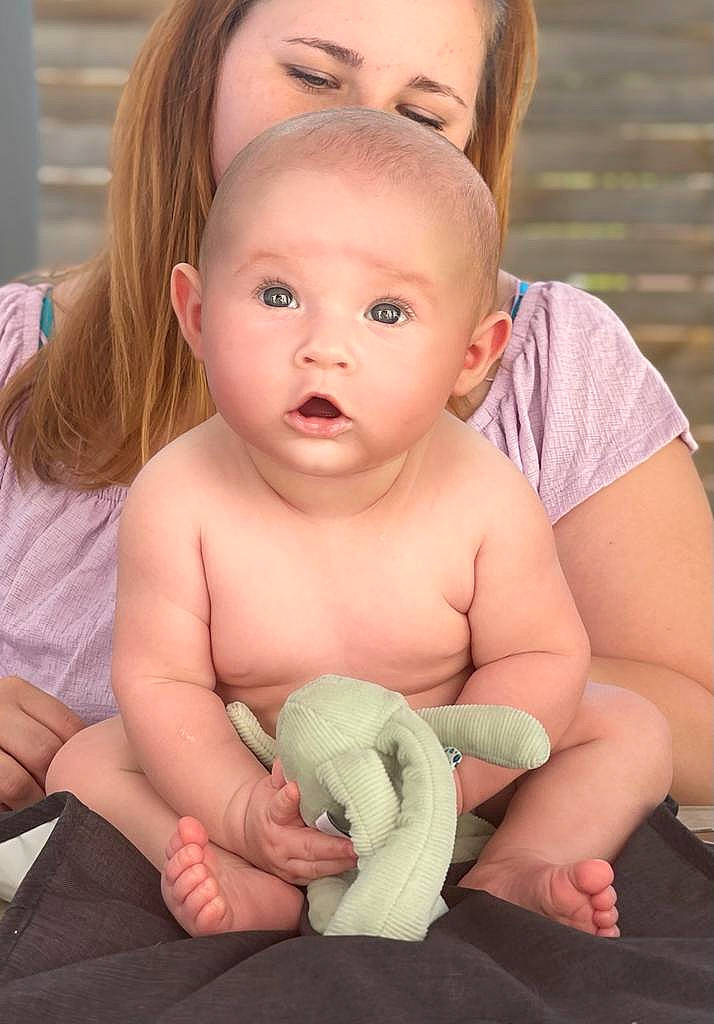 Maddy participe au concours pour gagner de l'argent avec cette photo : baby, cheek, chin, eye, eyebrow, eyelash, facial_expression, finger, gesture, hairstyle, hand, happy, human, lip, mammal, mouth, nose, organ, person, photograph