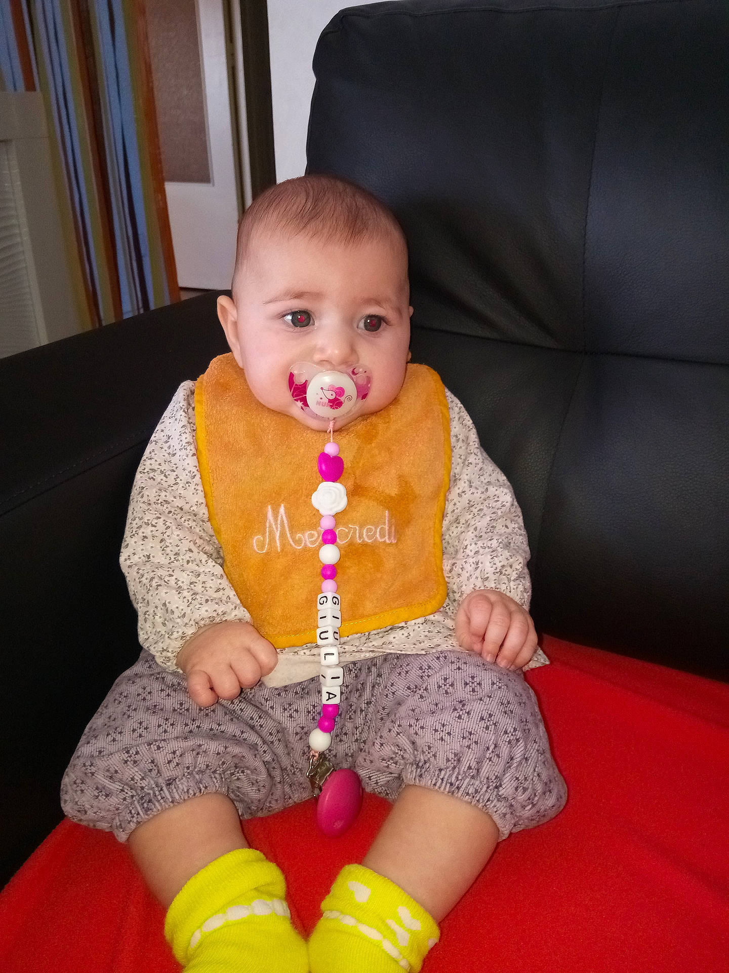 Giulia participe au concours pour gagner de l'argent avec cette photo : arm, child, finger, girl, hand, infant, joint, joy, leg, person, product, sitting, skin, standing, textile, toddler