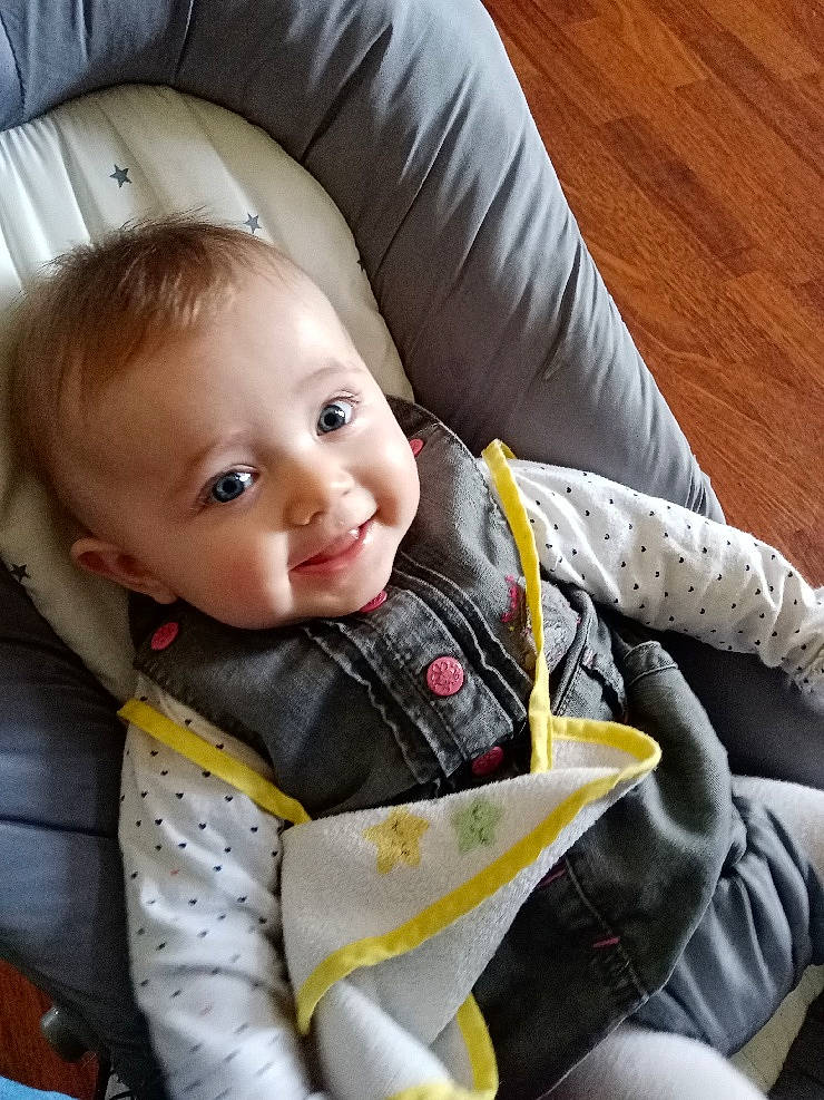 Lexie participe au concours pour gagner de l'argent avec cette photo : baby, baby_carriage, baby_in_car_seat, baby_toddler_clothing, car_seat, cheek, comfort, cool, finger, happy, iris, mouth, nose, outerwear, person, seat_belt, skin, sleeve, smile, textile