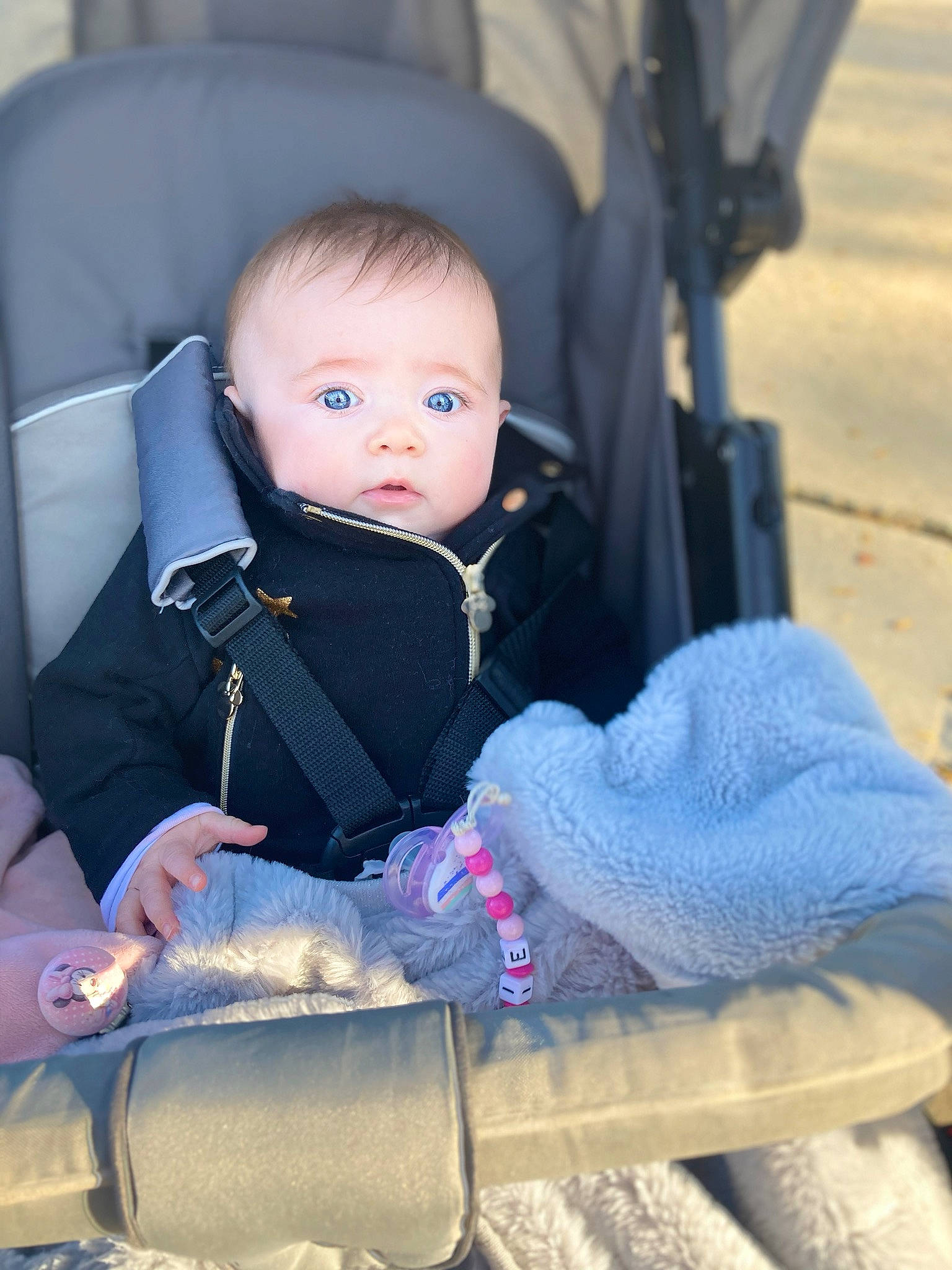 Lexie a rejoint le concours — aidez-le/la à gagner de superbes lots ! baby, baby_carriage, baby_products, baby_toddler_clothing, car_seat, chair, cheek, comfort, eye, facial_expression, fun, human, human_body, iris, lap, leg, mammal, person, seat_belt, skin