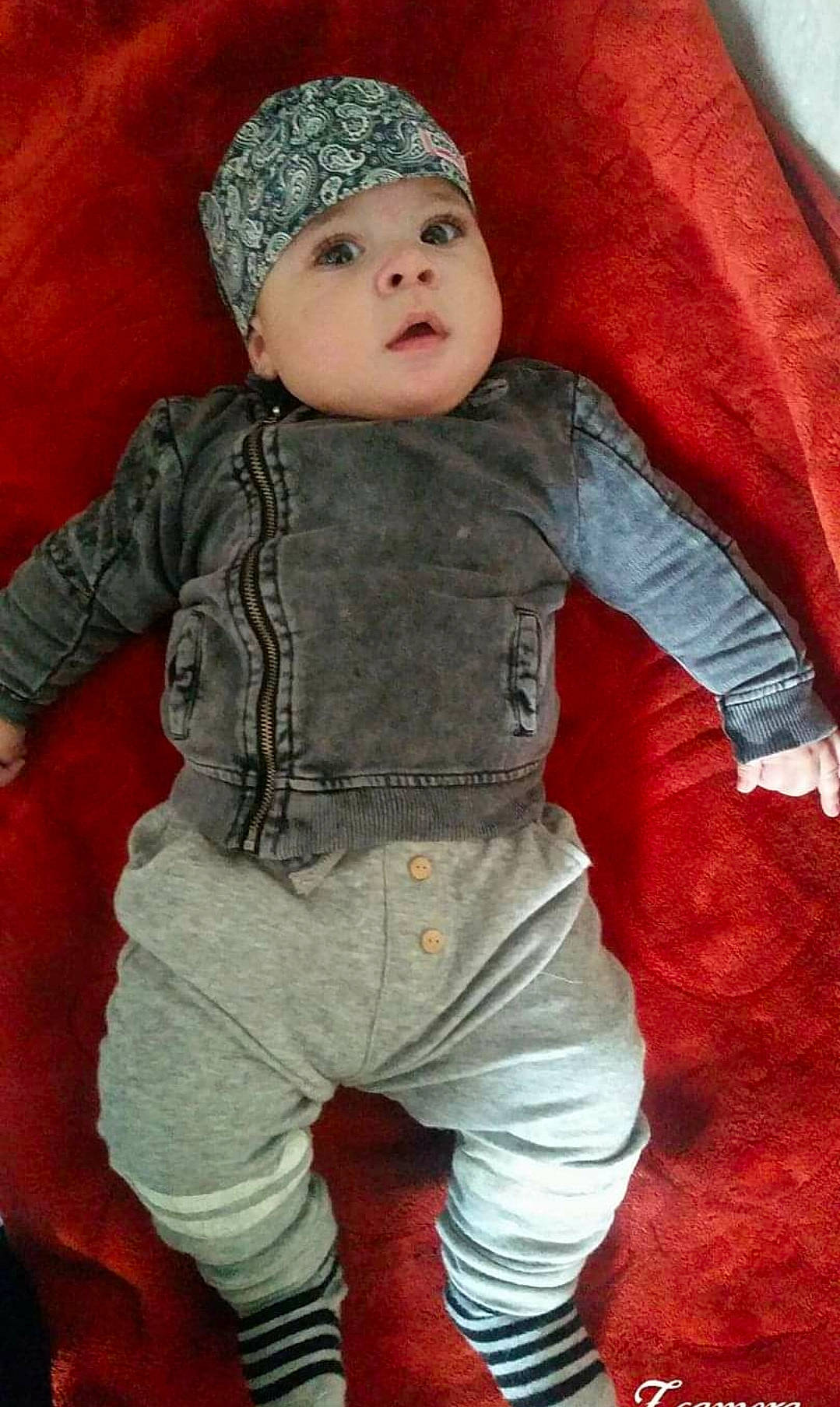 Yazid a rejoint le concours — aidez-le/la à gagner de superbes lots ! arm, baby_toddler_clothing, cap, cheek, chin, cool, eye, facial_expression, fashion, hairstyle, head, headwear, human_body, lip, organ, outerwear, person, pink, skin, sleeve