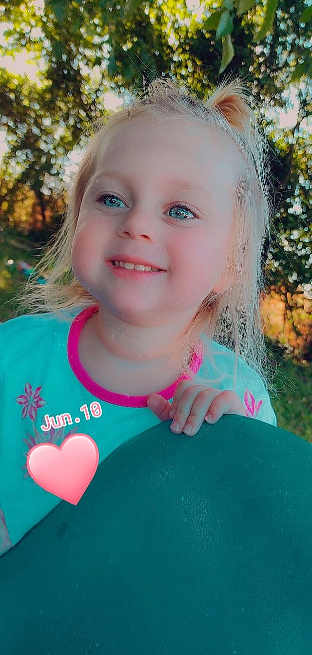 Hamalya participe au concours pour gagner de l'argent avec cette photo : eye, face, facial_expression, fun, grass, happy, head, iris, joy, leaf, lip, mammal, mouth, people_in_nature, person, pink, plant, skin, sleeve, smile