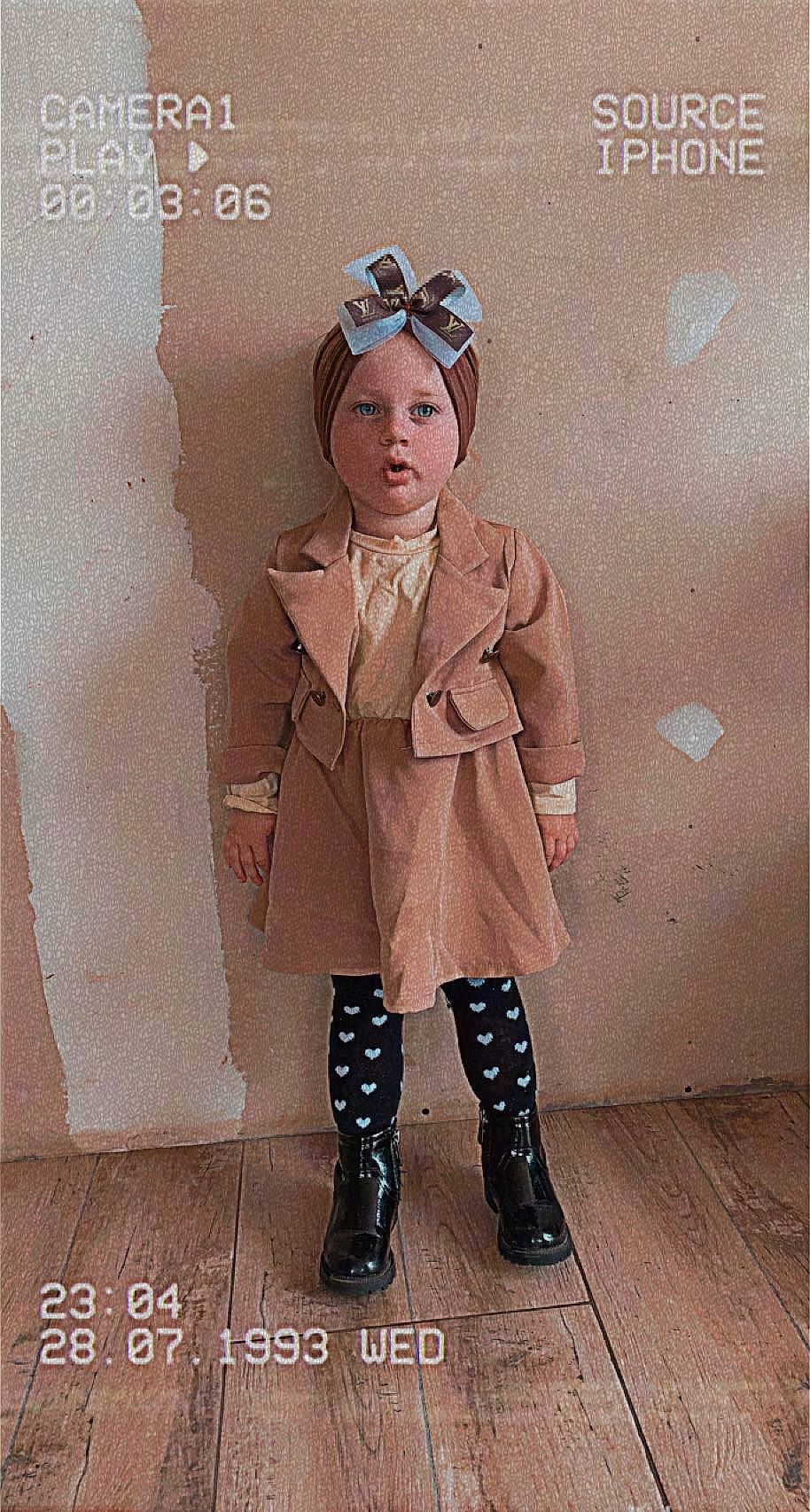 Hamalya participe au concours pour gagner de l'argent avec cette photo : blazer, cap, collar, eyewear, fashion_design, fashion_model, formal_wear, goggles, hat, headgear, knee, neck, pattern, person, riding_boot, sleeve, sunglasses, thigh, tie, vintage_clothing